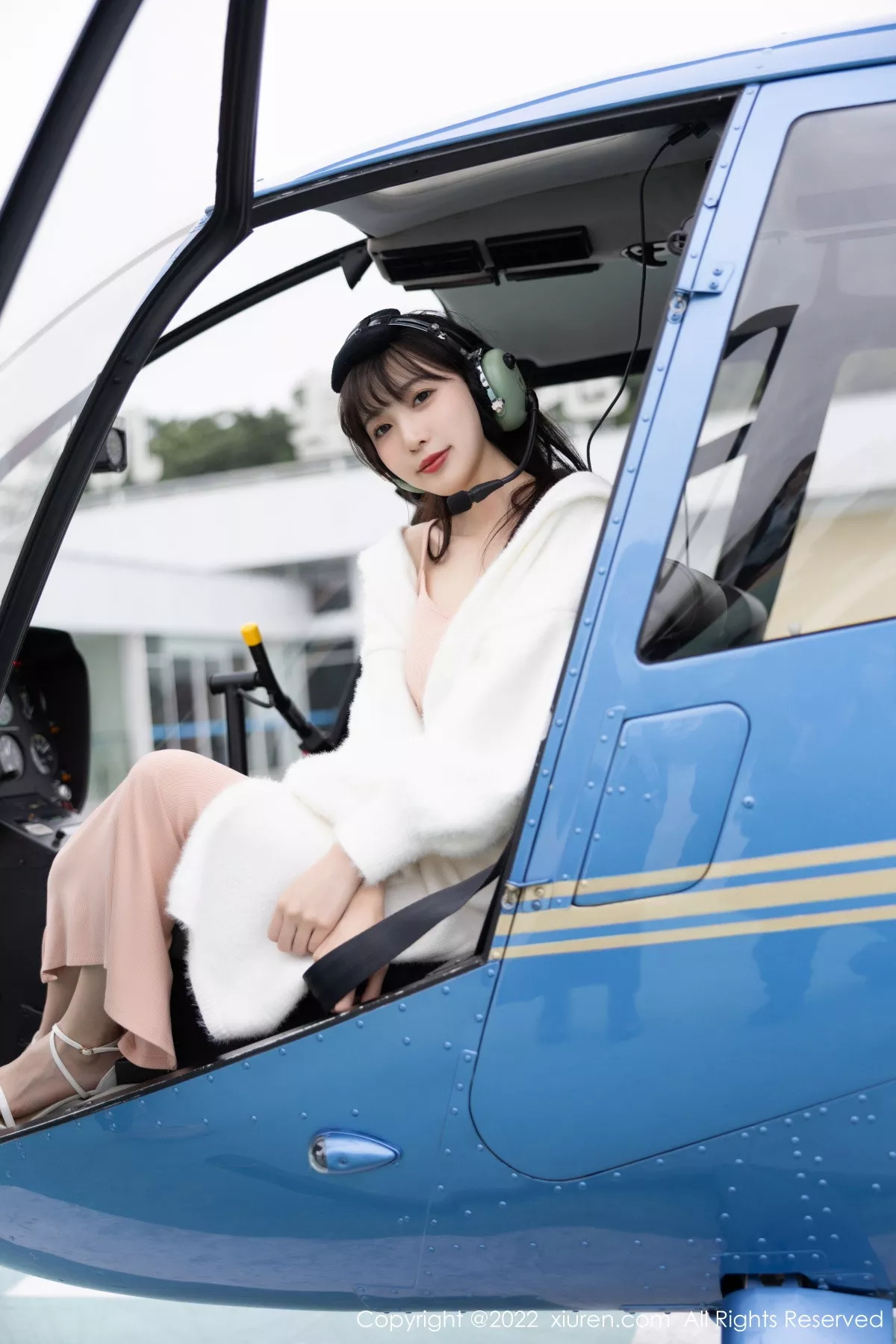 秀人集.com_[XiuRen秀人网]No.6052_模特林星阑脱白色长外套露淡红色吊带长裙配原色丝袜迷人写真82P