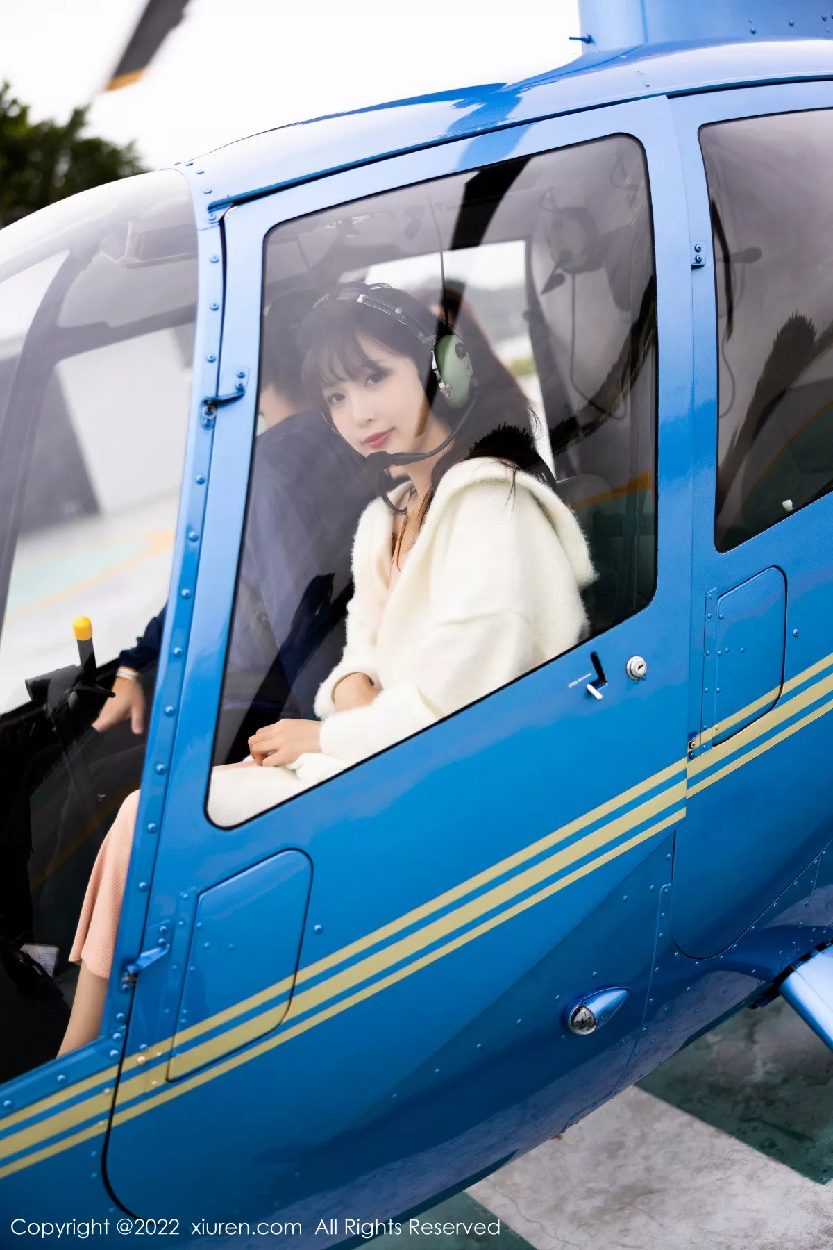 秀人集.com_[XiuRen秀人网]No.6052_模特林星阑脱白色长外套露淡红色吊带长裙配原色丝袜迷人写真82P