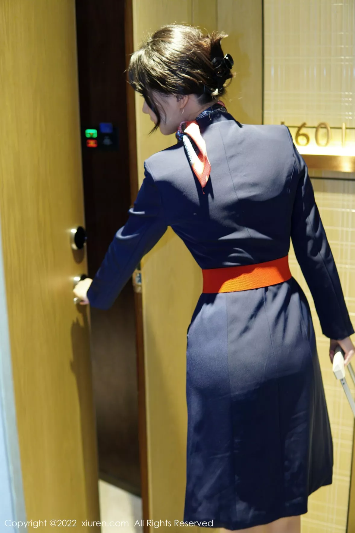 秀人集.com_[XiuRen秀人网]No.6048_模特桃桃子_脱深蓝空姐制服露红色蕾丝内衣秀曼妙身姿诱惑写真82P