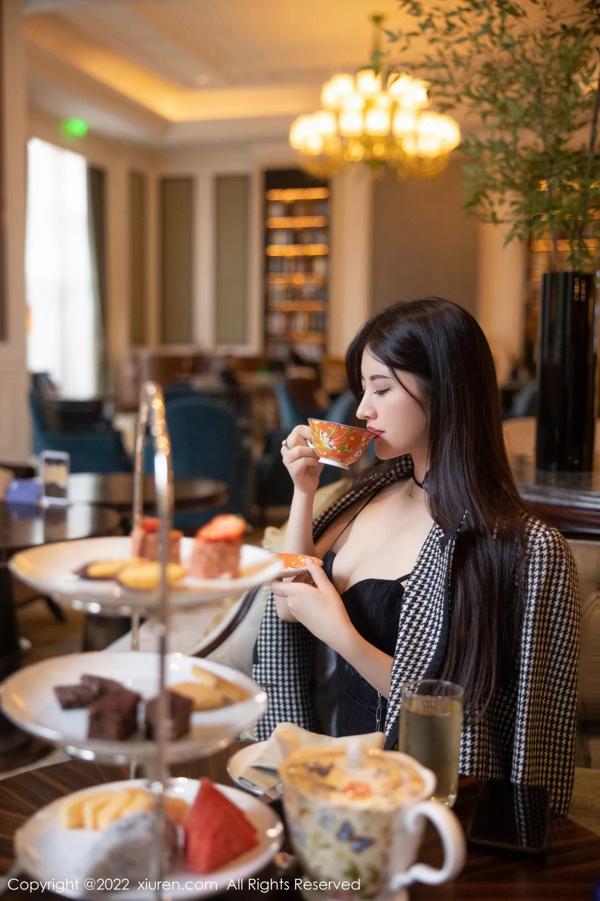 秀人集.com_[XiuRen秀人网]No.6049_模特诗诗kiki脱黑色吊带连衣短裙露粉色内衣秀丰满身材诱惑写真70P