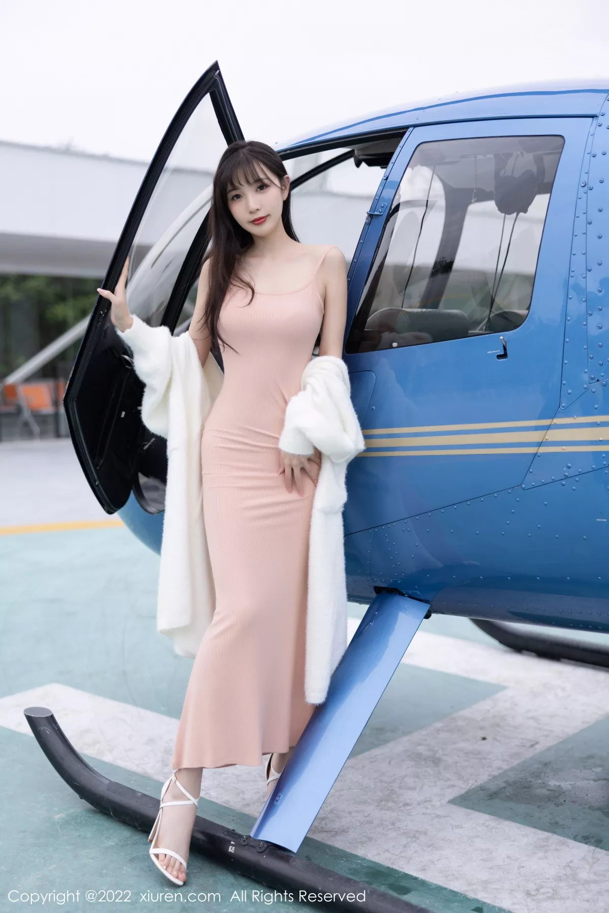 秀人集.com_[XiuRen秀人网]No.6052_模特林星阑脱白色长外套露淡红色吊带长裙配原色丝袜迷人写真82P