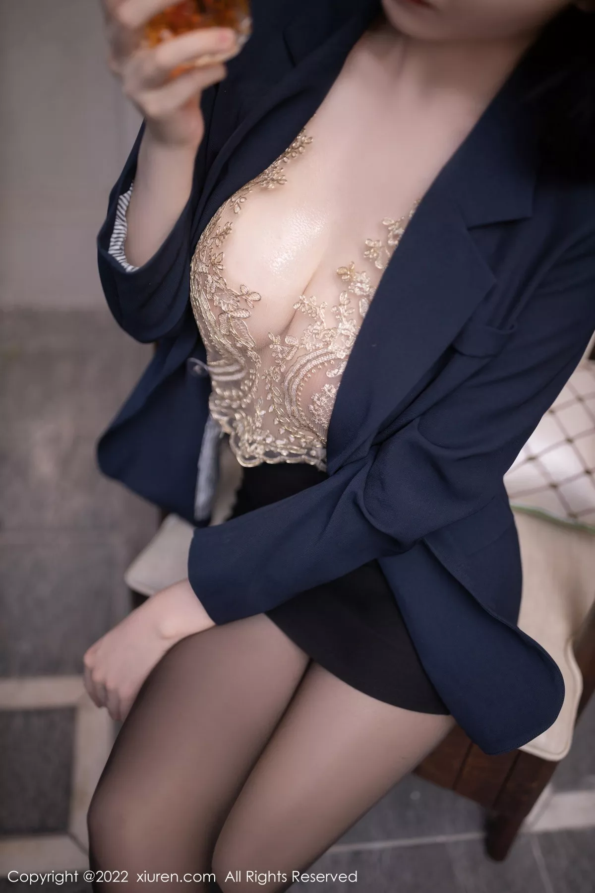 秀人集.com_[XiuRen秀人网]No.6051_模特安然anran半脱外衣露缕空金色蕾丝内衣秀惹火身材诱惑写真81P