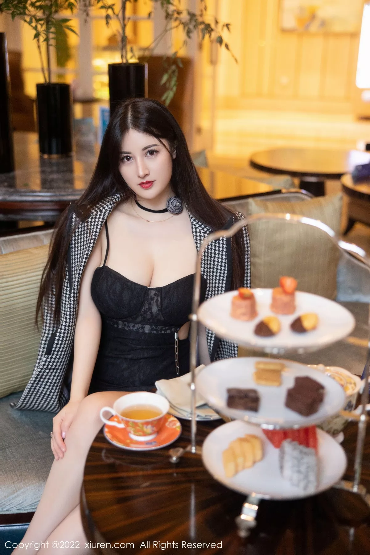 秀人集.com_[XiuRen秀人网]No.6049_模特诗诗kiki脱黑色吊带连衣短裙露粉色内衣秀丰满身材诱惑写真70P