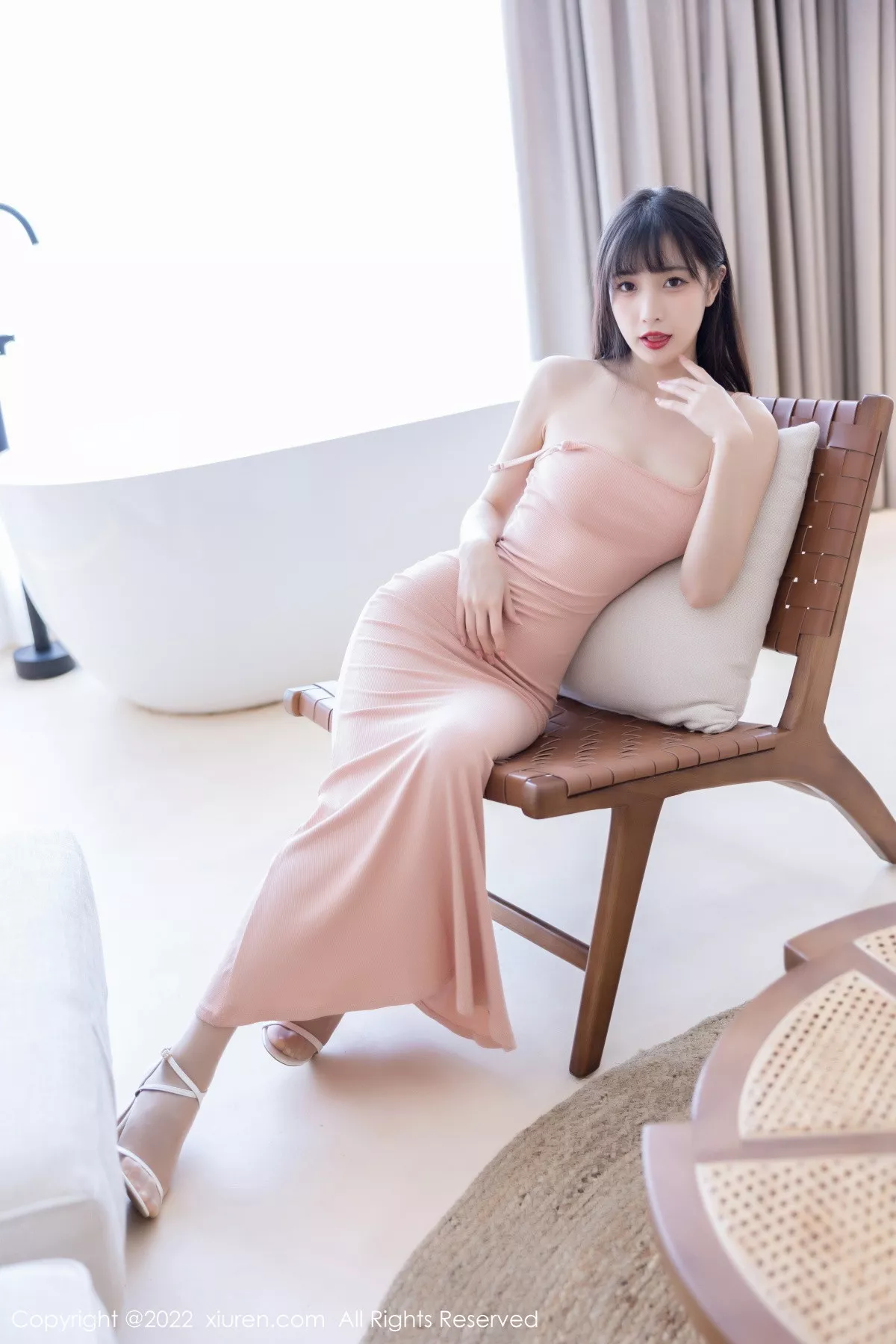 秀人集.com_[XiuRen秀人网]No.6052_模特林星阑脱白色长外套露淡红色吊带长裙配原色丝袜迷人写真82P