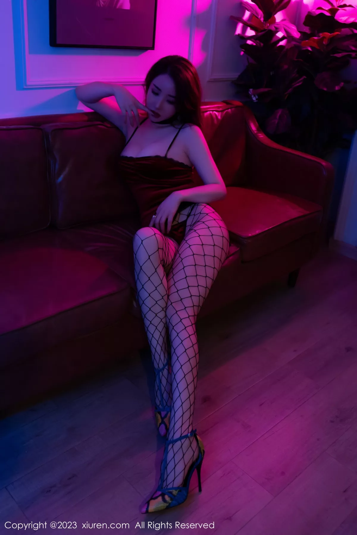 秀人集.com_[XiuRen秀人网]No.6192_新人雨儿1494性感红色吊带短裙配网格丝袜秀苗条身姿迷人写真60P