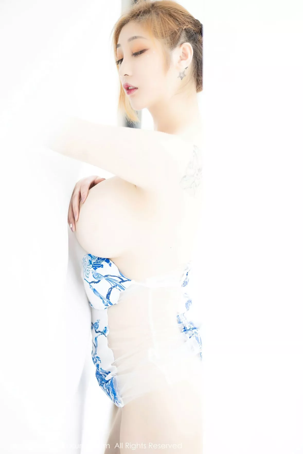 秀人集.com_[XiuRen秀人网]No.6199_女神妲己_Toxic白色轻透青花露肩服饰低胸秀丰满身材诱惑写真62P