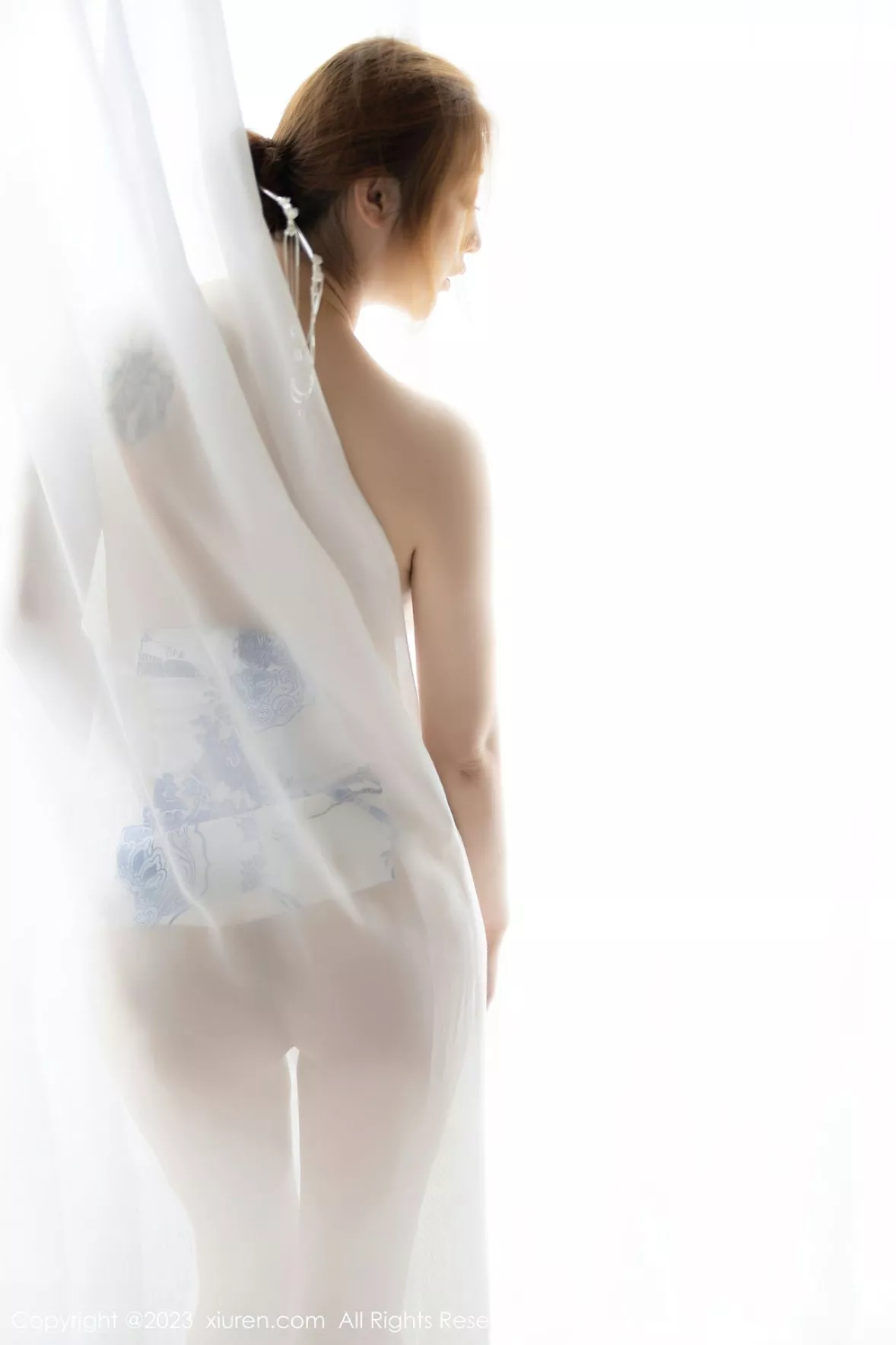 秀人集.com_[XiuRen秀人网]No.6199_女神妲己_Toxic白色轻透青花露肩服饰低胸秀丰满身材诱惑写真62P