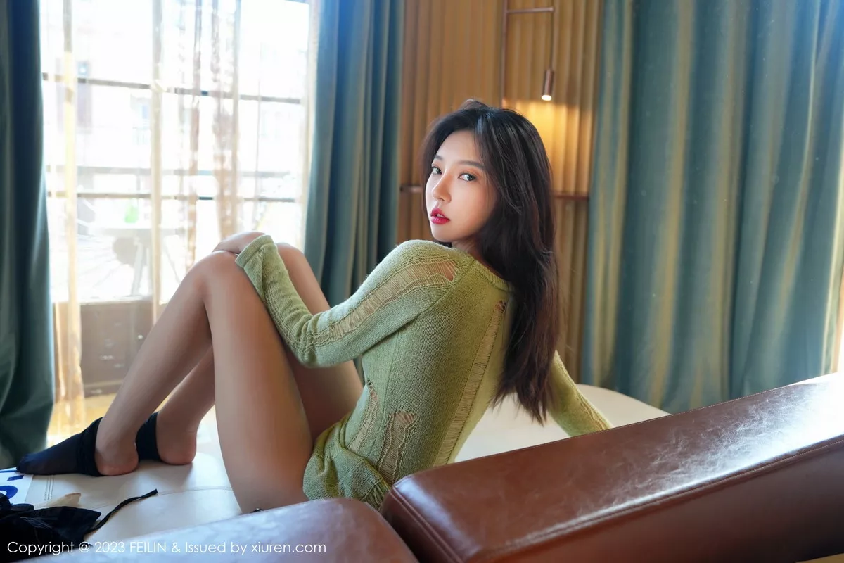 秀人集.com_[FeiLin嗲囡囡]VOL.462_女神冯木木LRIS酒店场景浅绿薄透上衣半脱秀惹火身材迷人写真79P