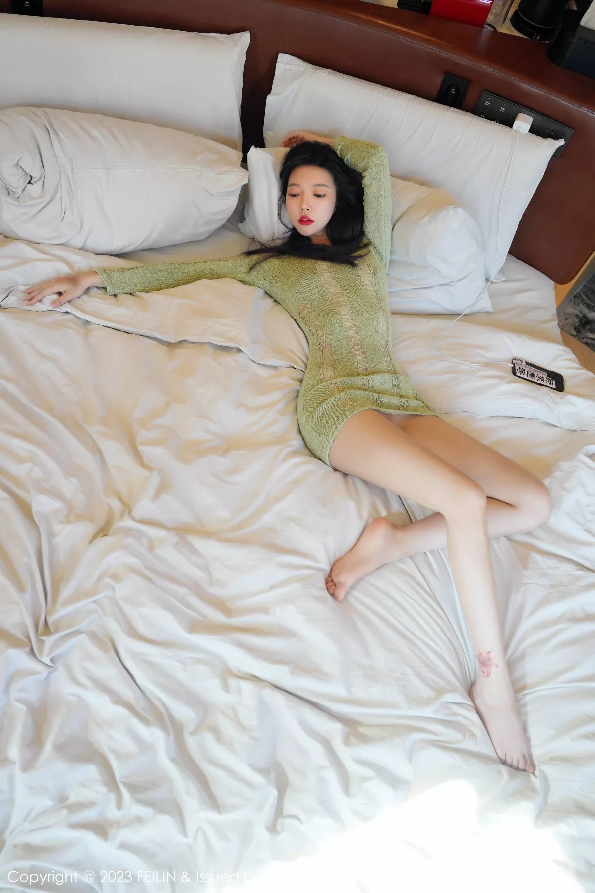 秀人集.com_[FeiLin嗲囡囡]VOL.462_女神冯木木LRIS酒店场景浅绿薄透上衣半脱秀惹火身材迷人写真79P