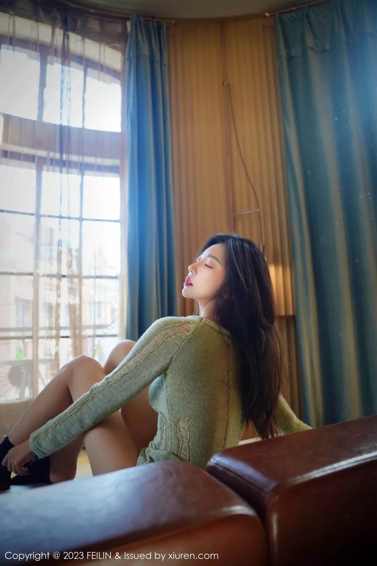 秀人集.com_[FeiLin嗲囡囡]VOL.462_女神冯木木LRIS酒店场景浅绿薄透上衣半脱秀惹火身材迷人写真79P