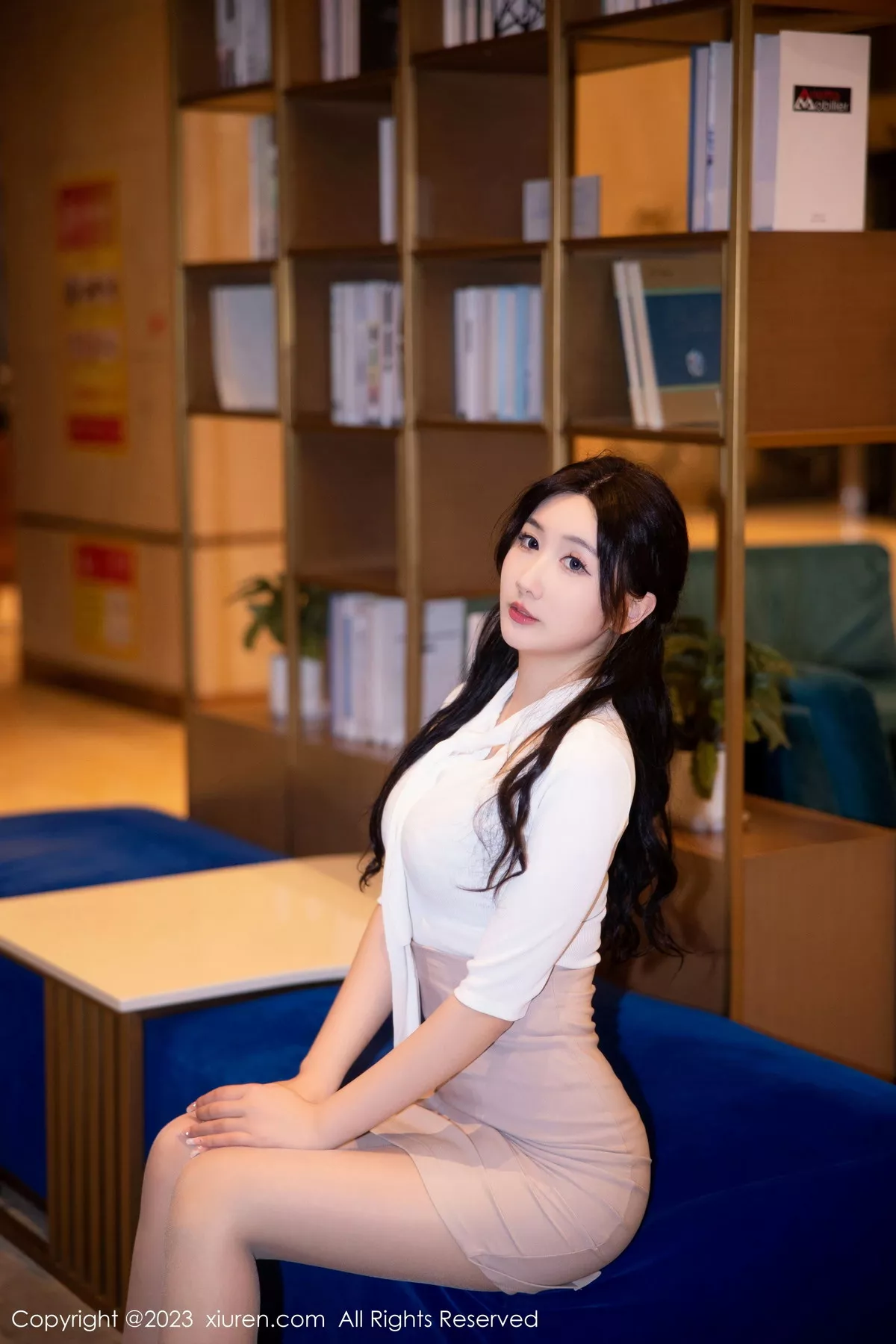 秀人集.com_[XiuRen秀人网]No.6207_模特江真真白色Ol职业装露淡蓝色蕾丝内衣秀丰腴身姿迷人写真110P