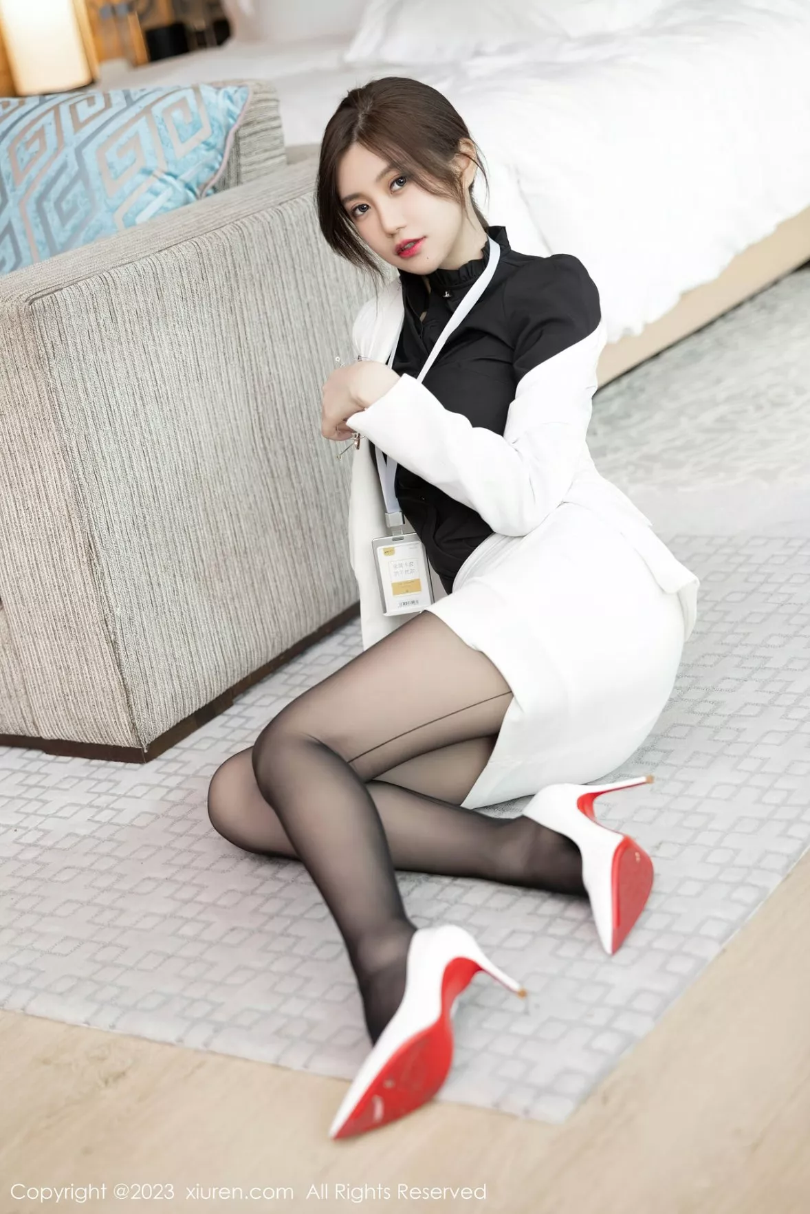 秀人集.com_[XiuRen秀人网]No.6214_女神绮里嘉ula江浙沪旅拍脱白色OL制服露白色蕾丝内衣诱惑写真86P