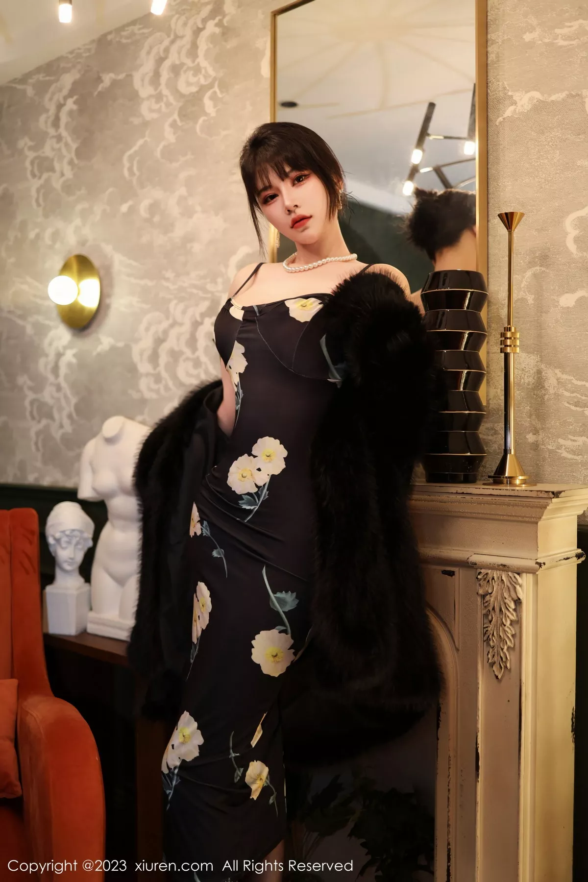 秀人集.com_[XiuRen秀人网]No.6220_模特桃桃子性感黑色吊带裙配超薄无内黑丝秀完美身材美艳写真85P