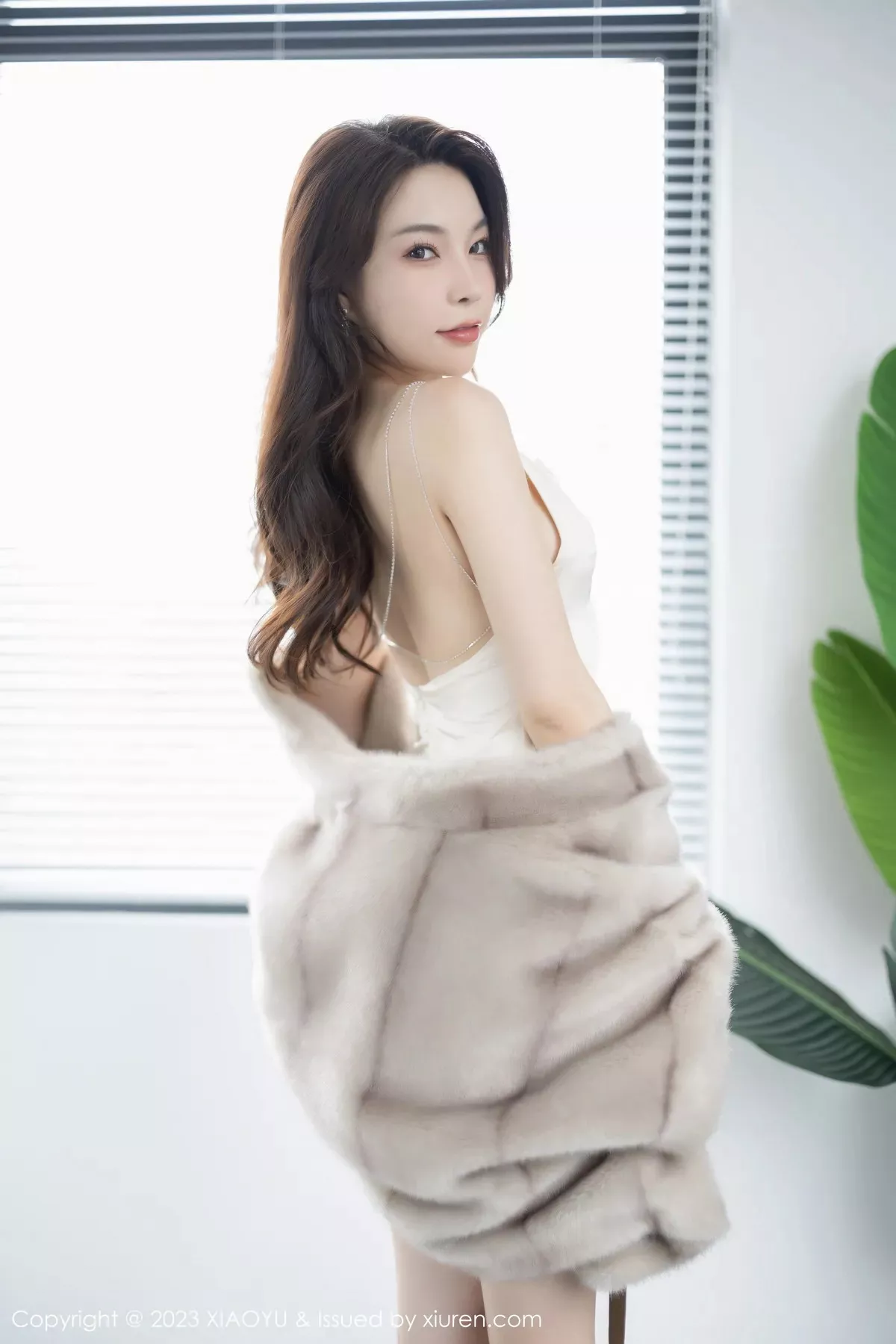 秀人集.com_[XiaoYu画语界]Vol.960_女神徐莉芝Booty性感米色吊带裙配原色丝袜秀娇美身段迷人写真85P