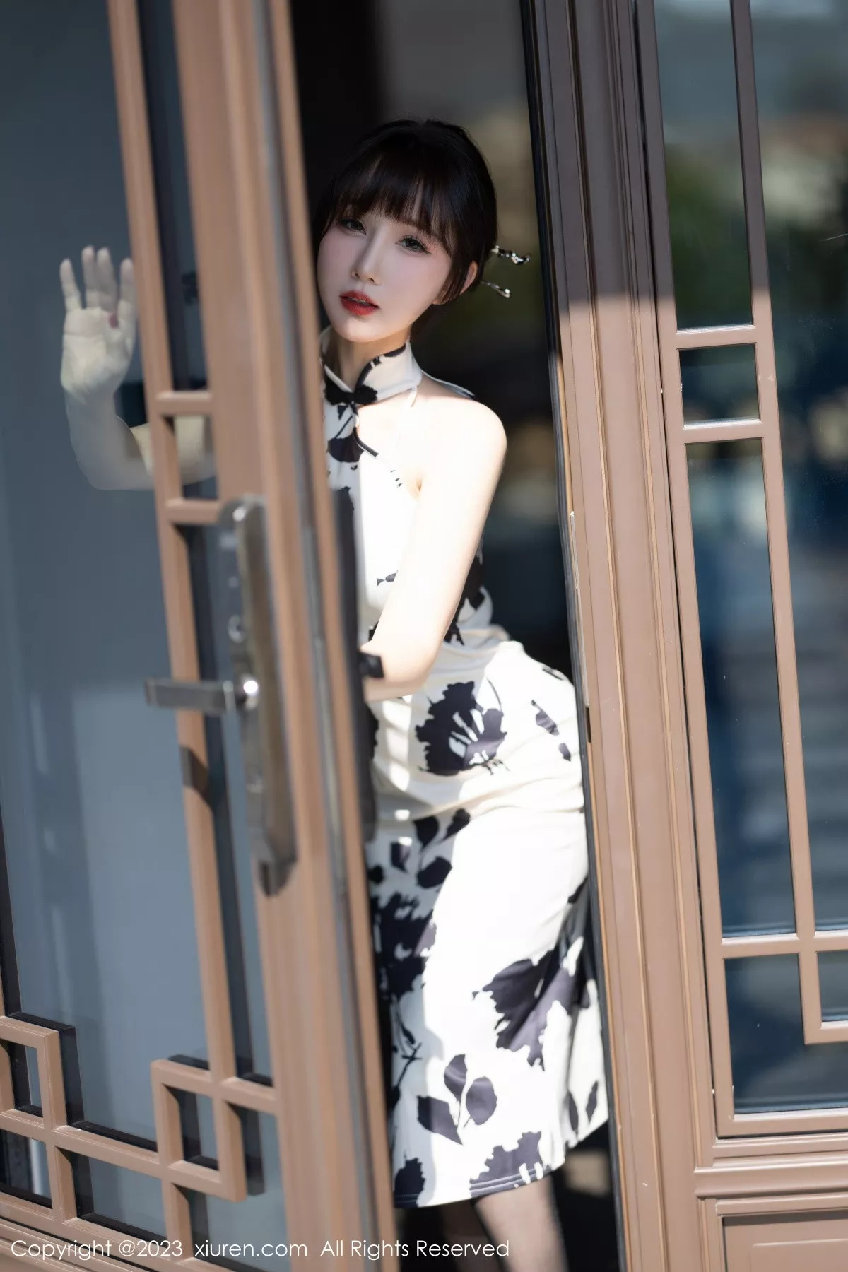 秀人集.com_[XiuRen秀人网]No.6241_模特波巧酱脱白色带图案旗袍露性感黑色蕾丝内衣迷人诱惑写真88P