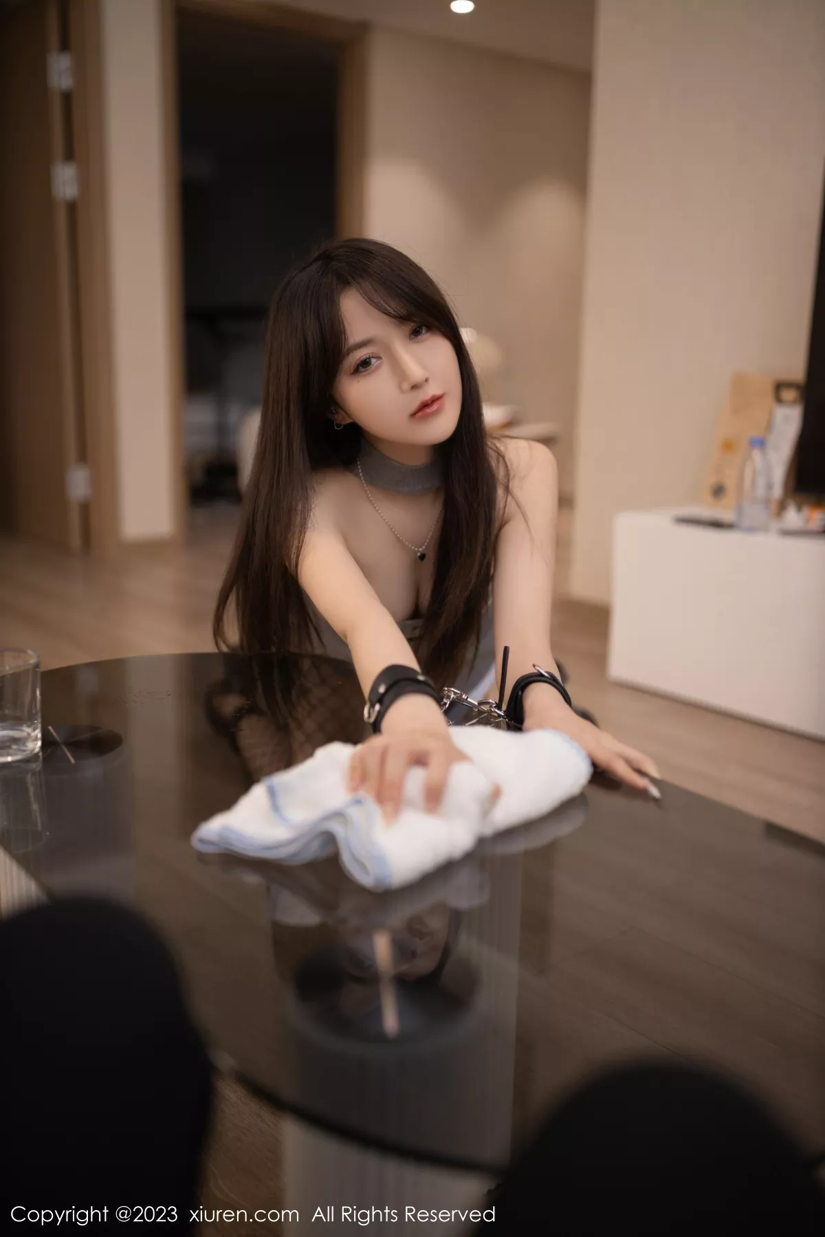 秀人集.com_[XiuRen秀人网]No.6252_模特鱼子酱Fish珠三角旅拍灰色服饰配短裙露黑丝网袜诱惑写真81P