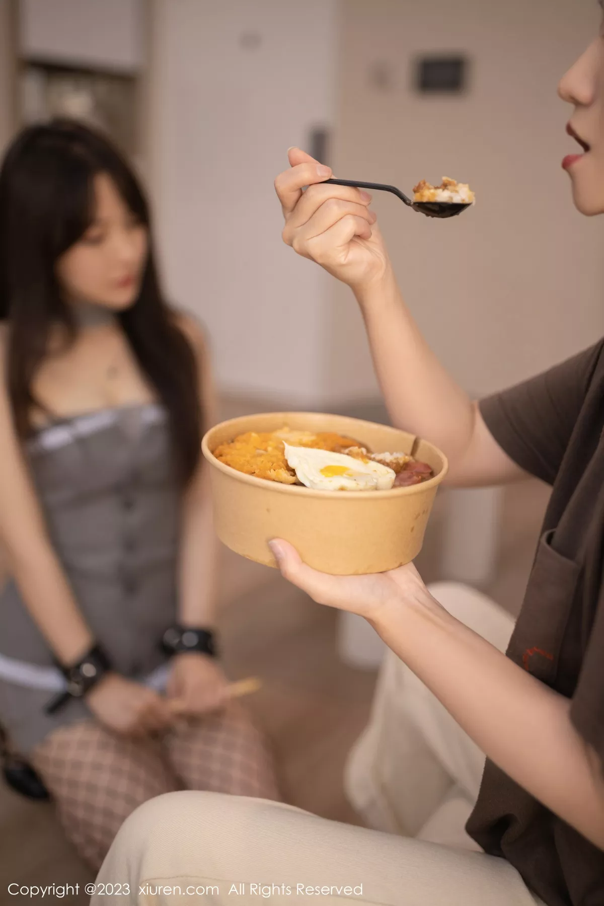 秀人集.com_[XiuRen秀人网]No.6252_模特鱼子酱Fish珠三角旅拍灰色服饰配短裙露黑丝网袜诱惑写真81P