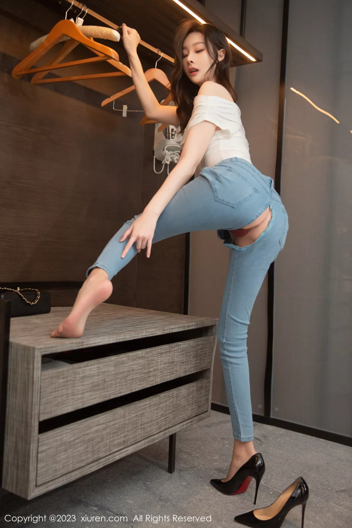 秀人集.com_[XiuRen秀人网]No.6250_模特是小逗逗白色轻透衣配牛仔裤半脱露丁字裤秀翘臀诱惑写真87P
