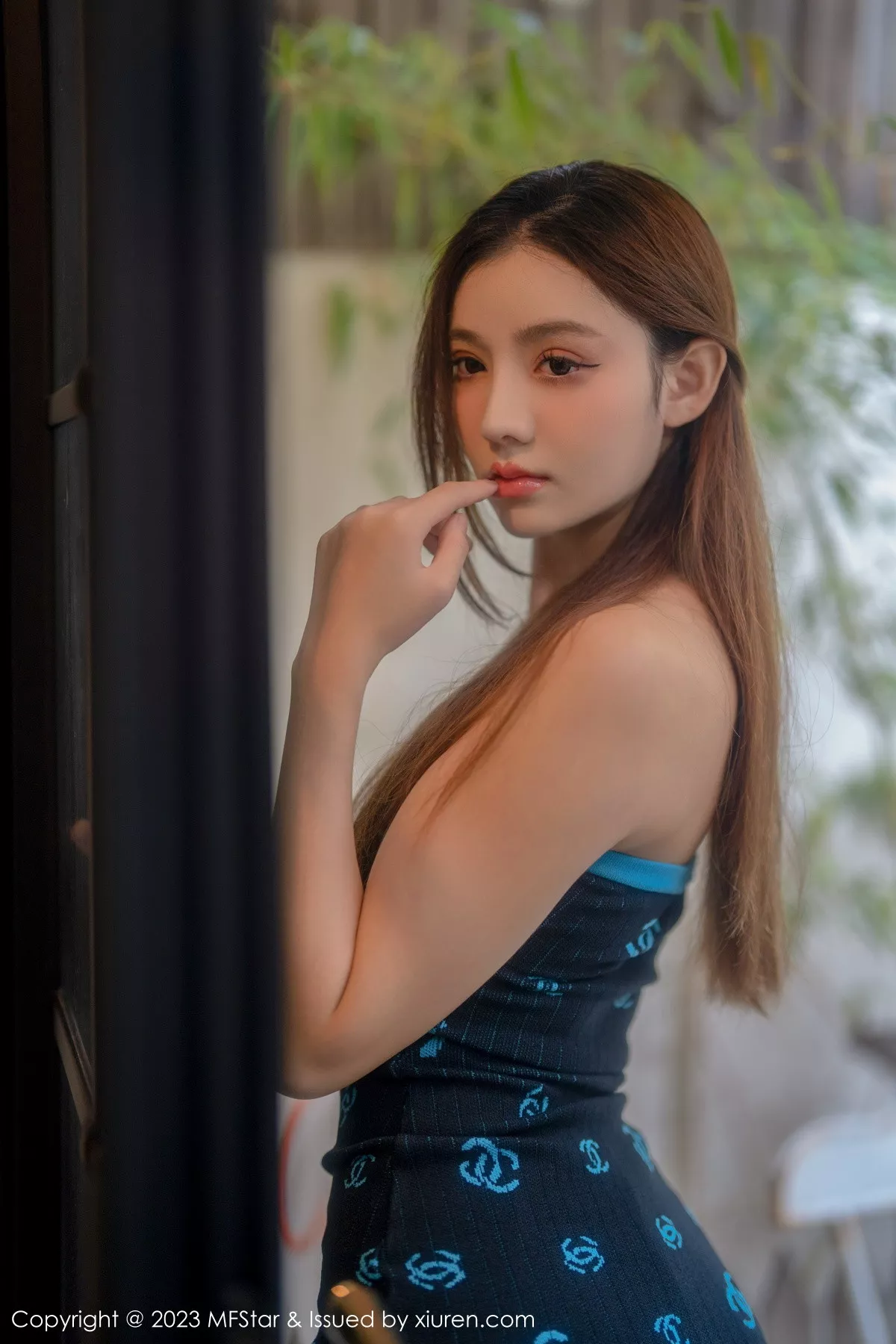 秀人集.com_[MFStar模范学院]Vol.586_新人模特加朵babe深色露肩连衣短裙秀魔鬼般凹凸身材诱惑写真73P