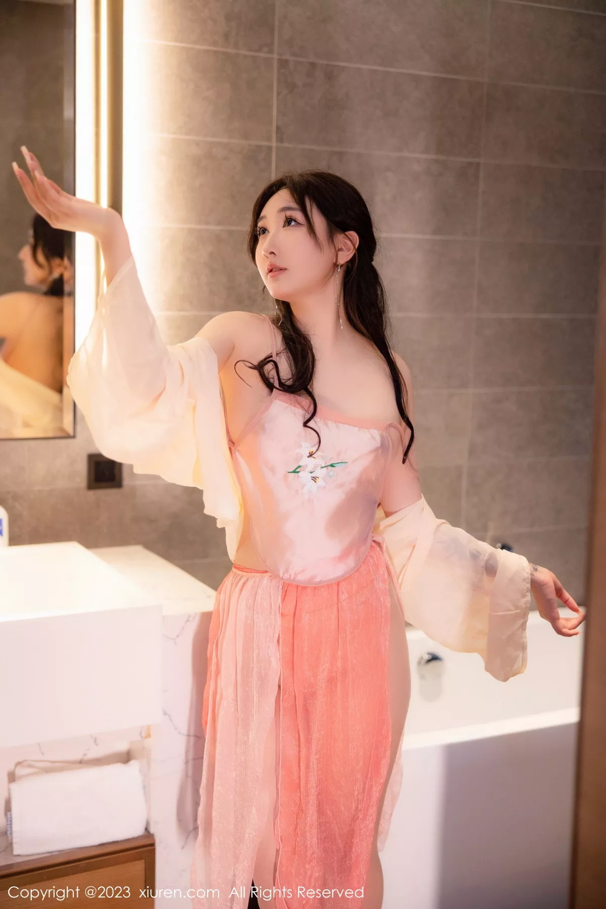 秀人集.com_[XiuRen秀人网]No.6262_模特江真真浴室场景橙色古装服饰秀圆润丰腴身材惹火诱惑写真70P