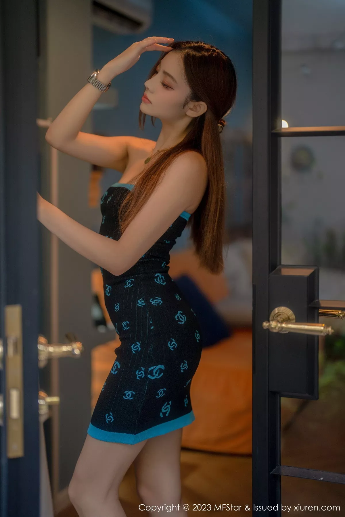 秀人集.com_[MFStar模范学院]Vol.586_新人模特加朵babe深色露肩连衣短裙秀魔鬼般凹凸身材诱惑写真73P