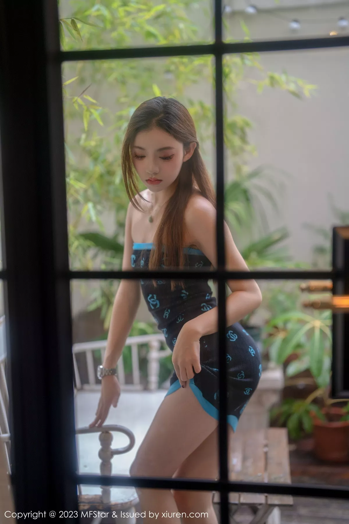 秀人集.com_[MFStar模范学院]Vol.586_新人模特加朵babe深色露肩连衣短裙秀魔鬼般凹凸身材诱惑写真73P