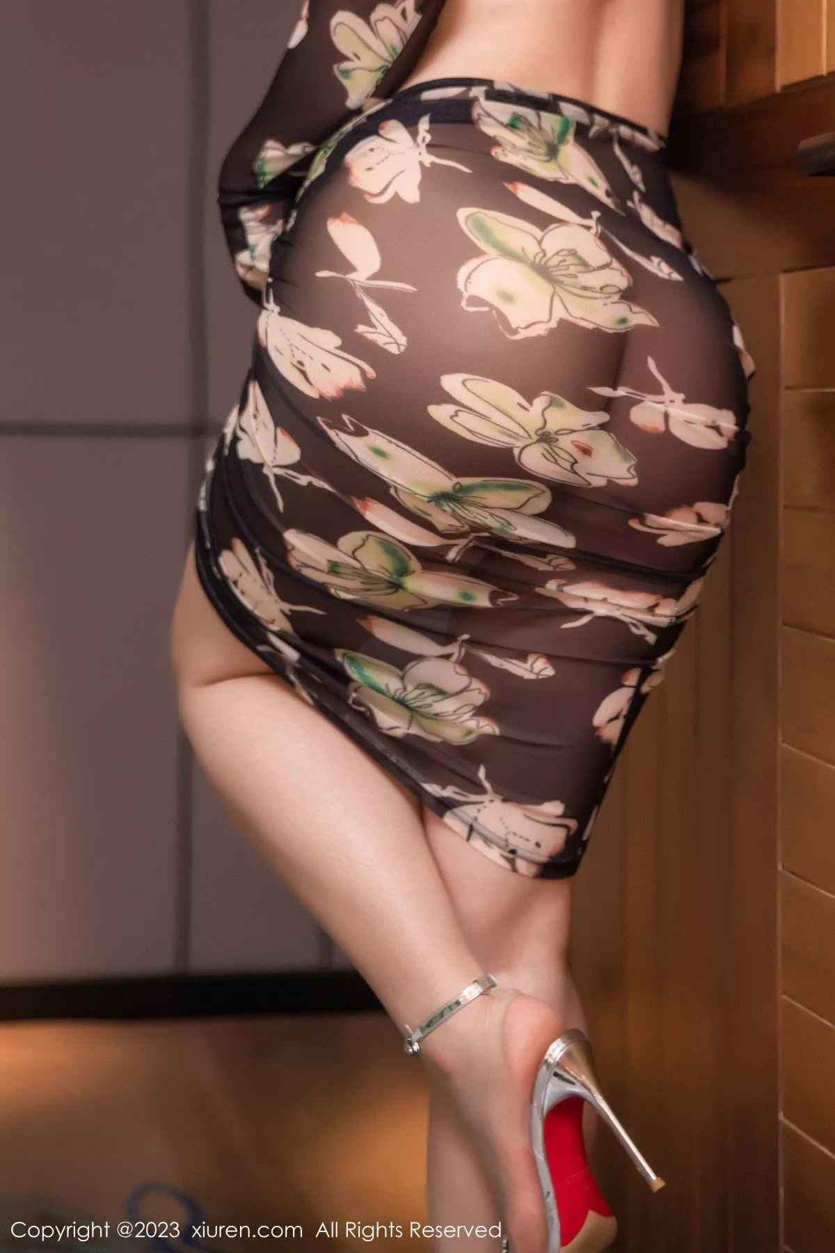 秀人集.com_[XiuRen秀人网]No.6265_模特王婉悠Queen性感深褐色连衣长裙真空秀惹火身材诱惑写真50P