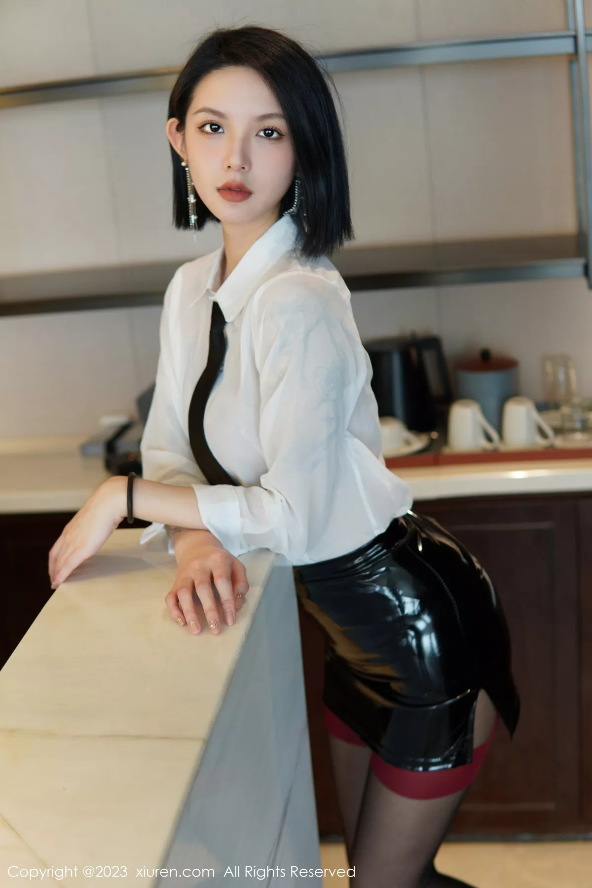 秀人集.com_[XiuRen秀人网]No.6158_新人模特乔一一性感白T配黑皮短裙露蕾丝内衣黑丝吊袜诱惑写真80P