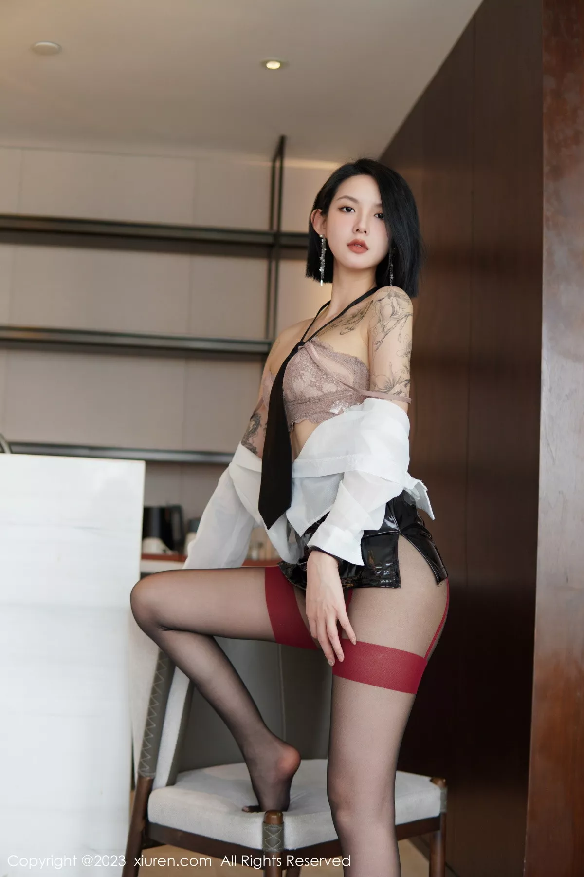 秀人集.com_[XiuRen秀人网]No.6158_新人模特乔一一性感白T配黑皮短裙露蕾丝内衣黑丝吊袜诱惑写真80P