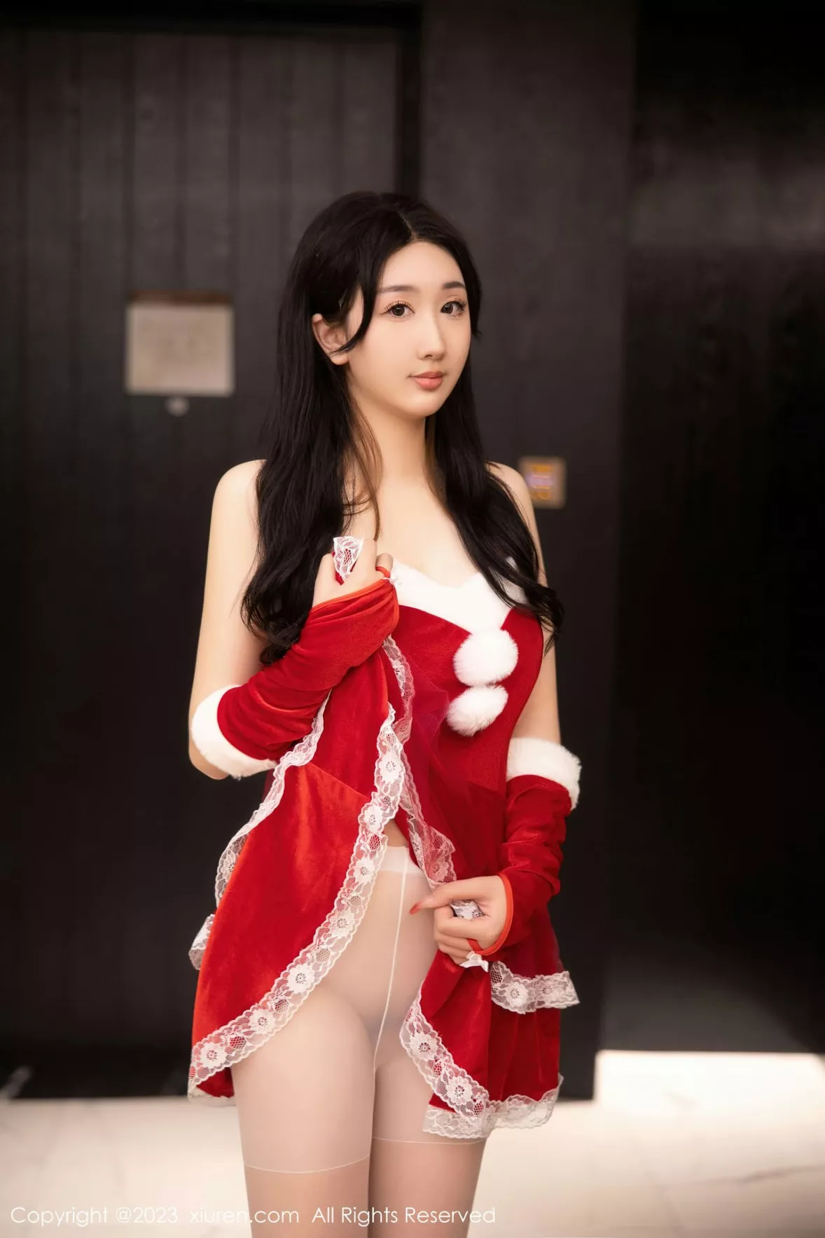 秀人集.com_[XiuRen秀人网]No.6163_模特江真真性感红色贺新年服配白色蕾丝袜秀白嫩美腿迷人写真87P