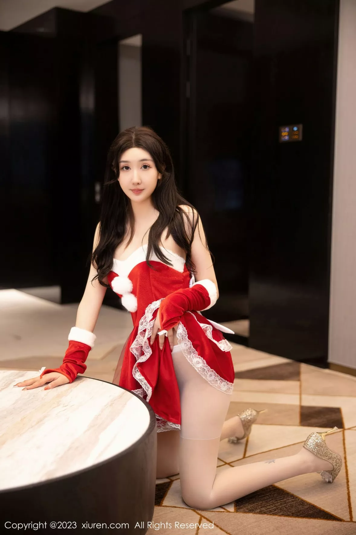 秀人集.com_[XiuRen秀人网]No.6163_模特江真真性感红色贺新年服配白色蕾丝袜秀白嫩美腿迷人写真87P