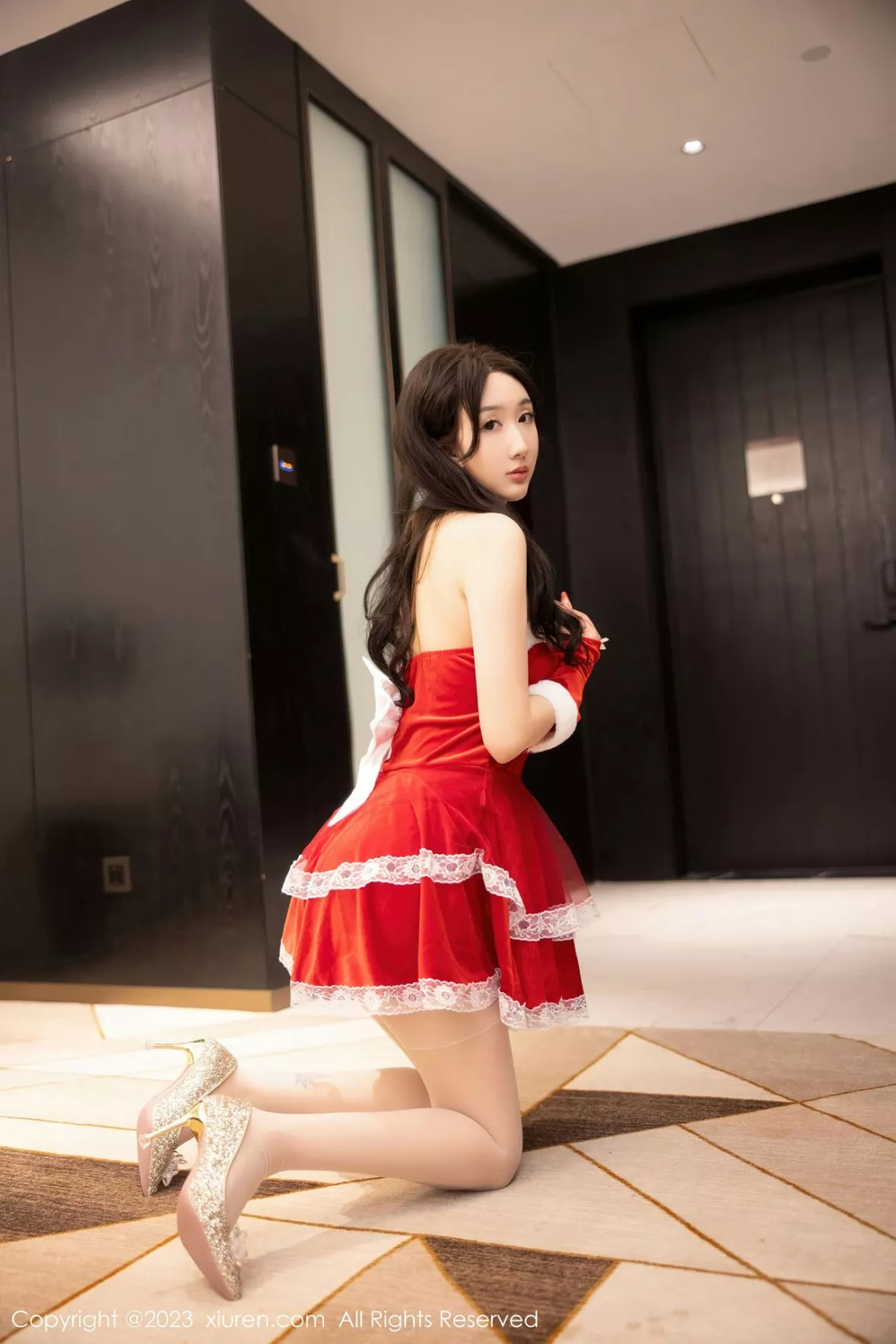 秀人集.com_[XiuRen秀人网]No.6163_模特江真真性感红色贺新年服配白色蕾丝袜秀白嫩美腿迷人写真87P