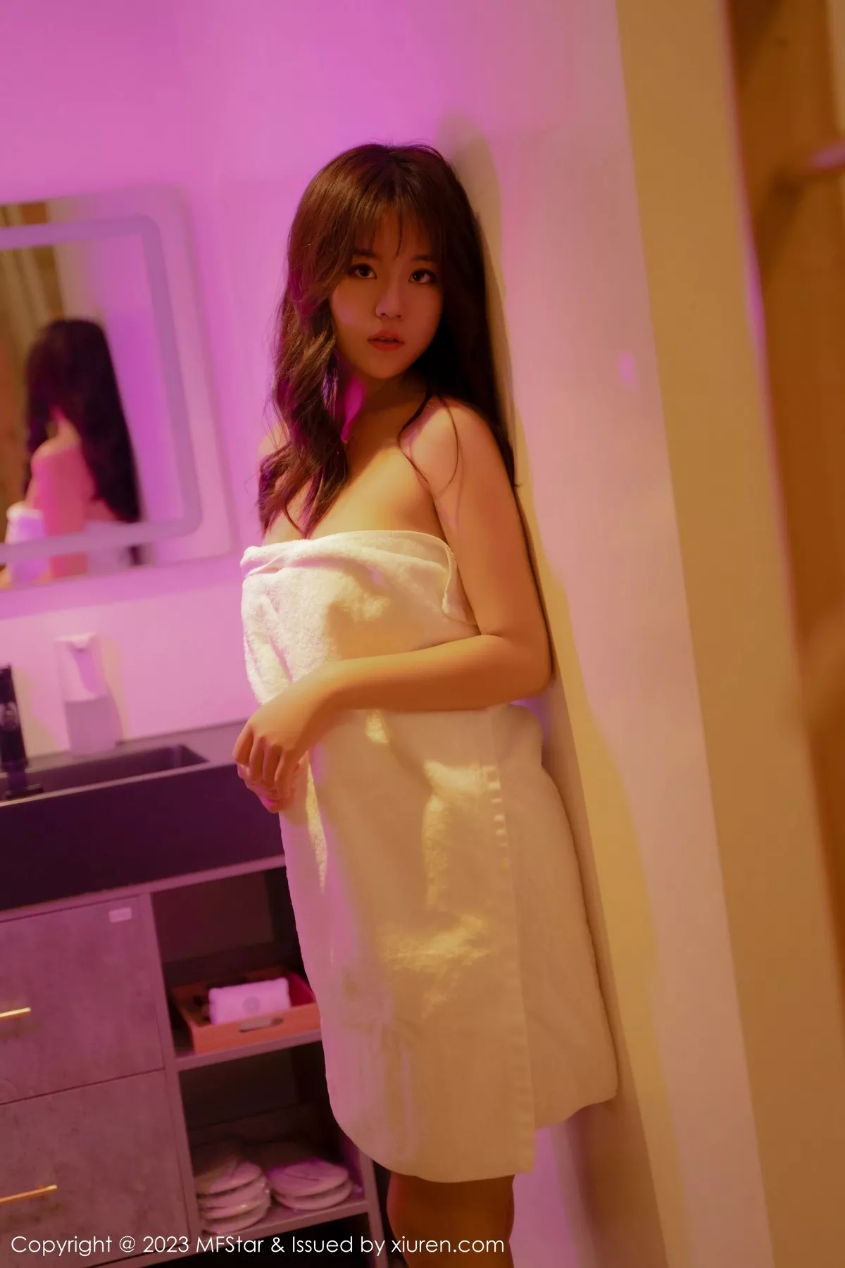 秀人集.com_[MFStar模范学院]Vol.590_新人模特小樱花baby沐浴后出镜白色浴袍秀丰满身材诱惑写真50P