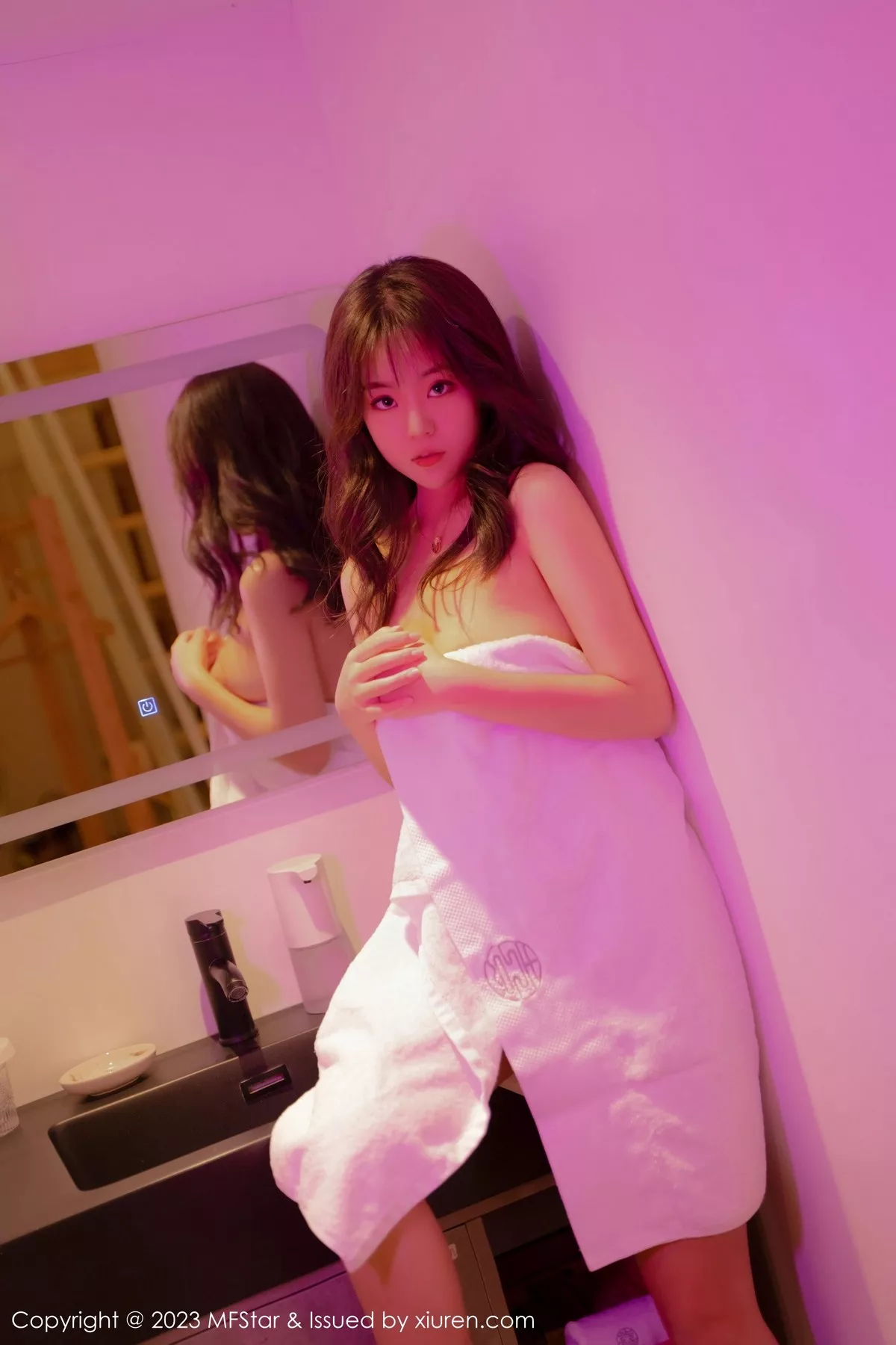 秀人集.com_[MFStar模范学院]Vol.590_新人模特小樱花baby沐浴后出镜白色浴袍秀丰满身材诱惑写真50P