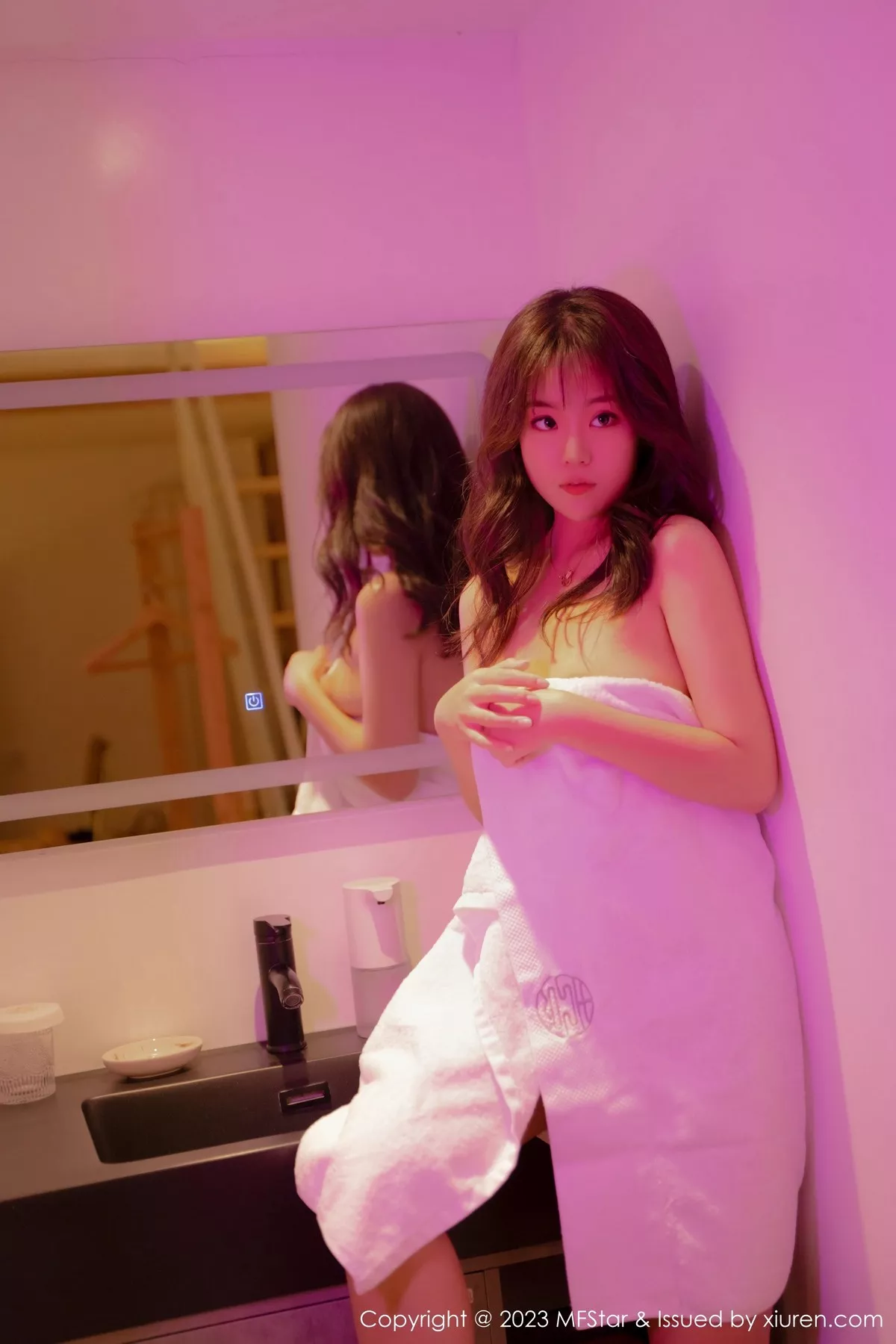 秀人集.com_[MFStar模范学院]Vol.590_新人模特小樱花baby沐浴后出镜白色浴袍秀丰满身材诱惑写真50P
