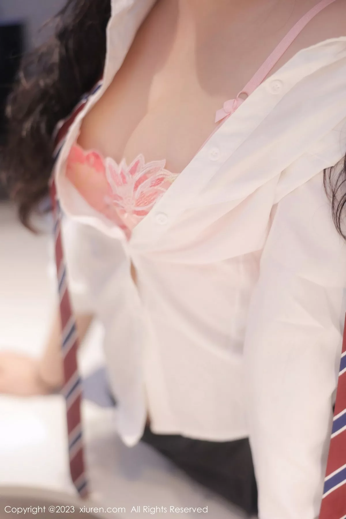 秀人集.com_[XiuRen秀人网]No.6350_模特江真真性感白T配黑短裙露粉色蕾丝内衣黑丝吊袜诱惑写真90P