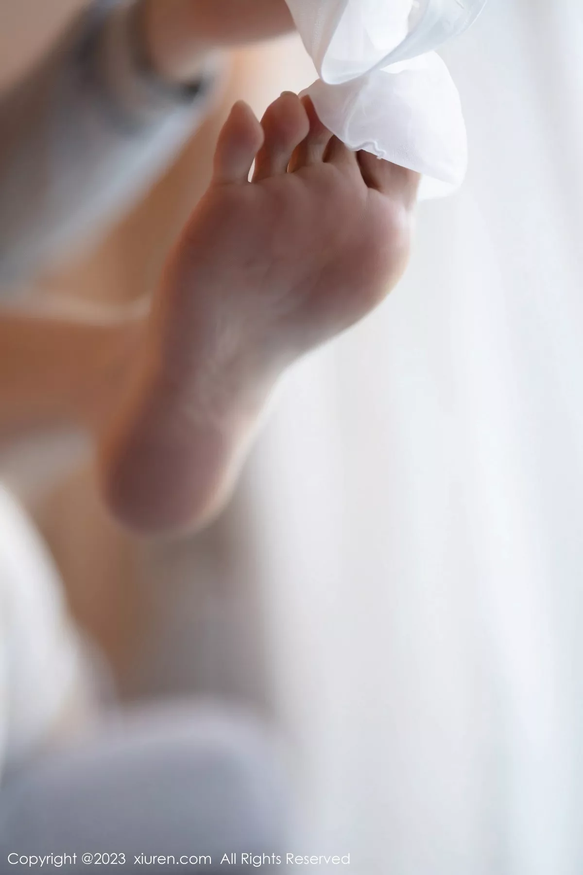 秀人集.com_[XiuRen秀人网]No.6352_女神徐莉芝Booty灰色三点式内衣配白色丝袜秀曼妙身姿诱惑写真94P