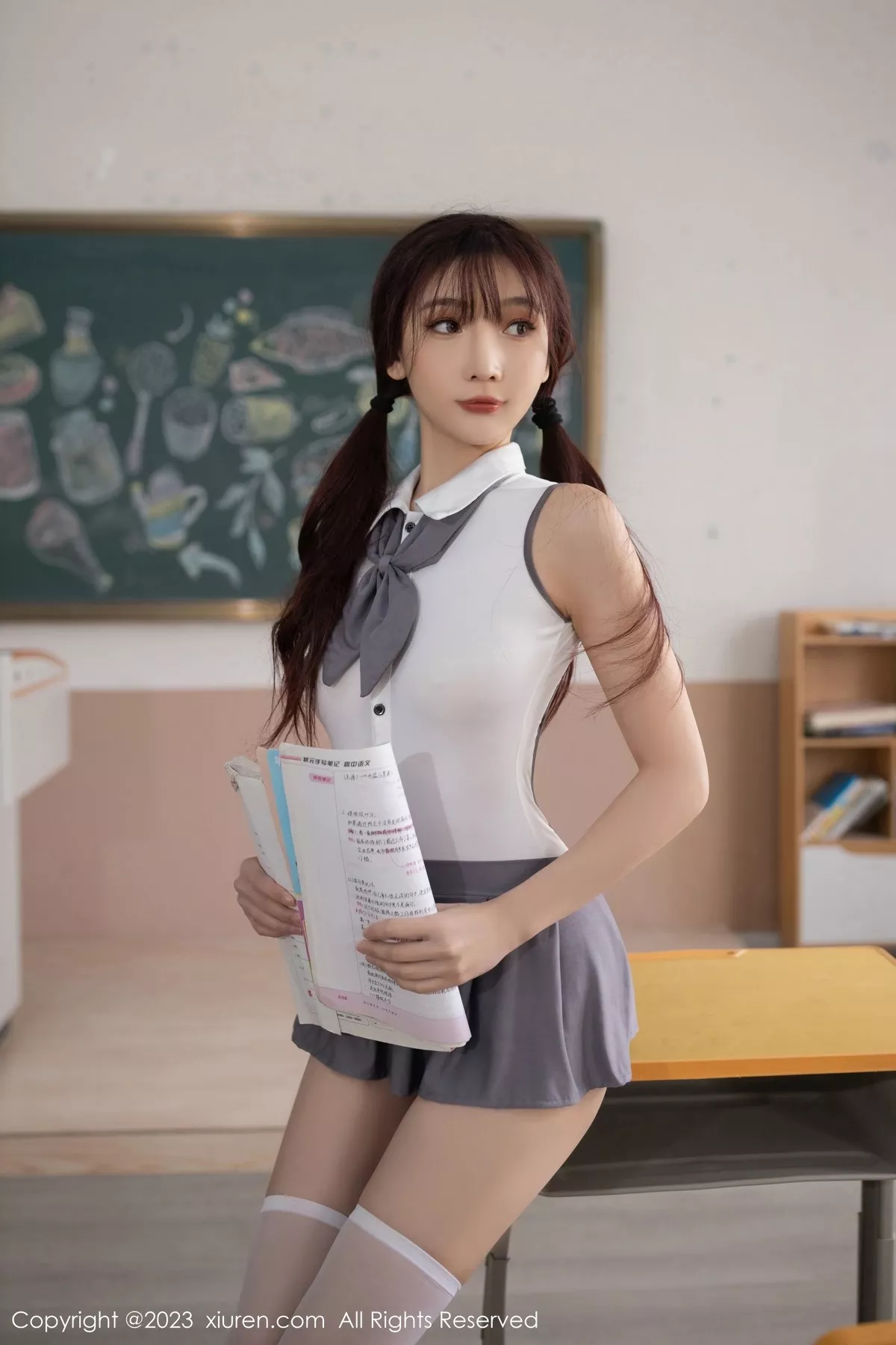 秀人集.com_[XiuRen秀人网]No.6353_女神陆萱萱教室场景学生角色白色上衣配灰色短裙迷人诱惑写真81P