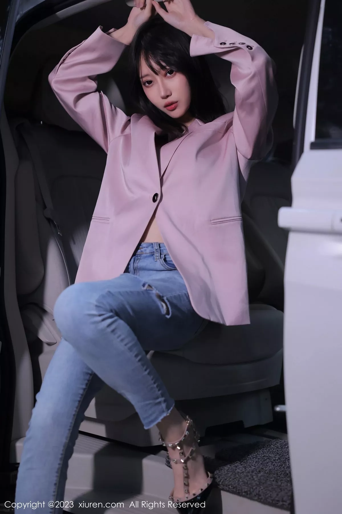 秀人集.com_[XiuRen秀人网]No.6355_模特玥儿玥er万宁旅拍粉灰色上衣配牛仔裤露白色内衣诱惑写真55P