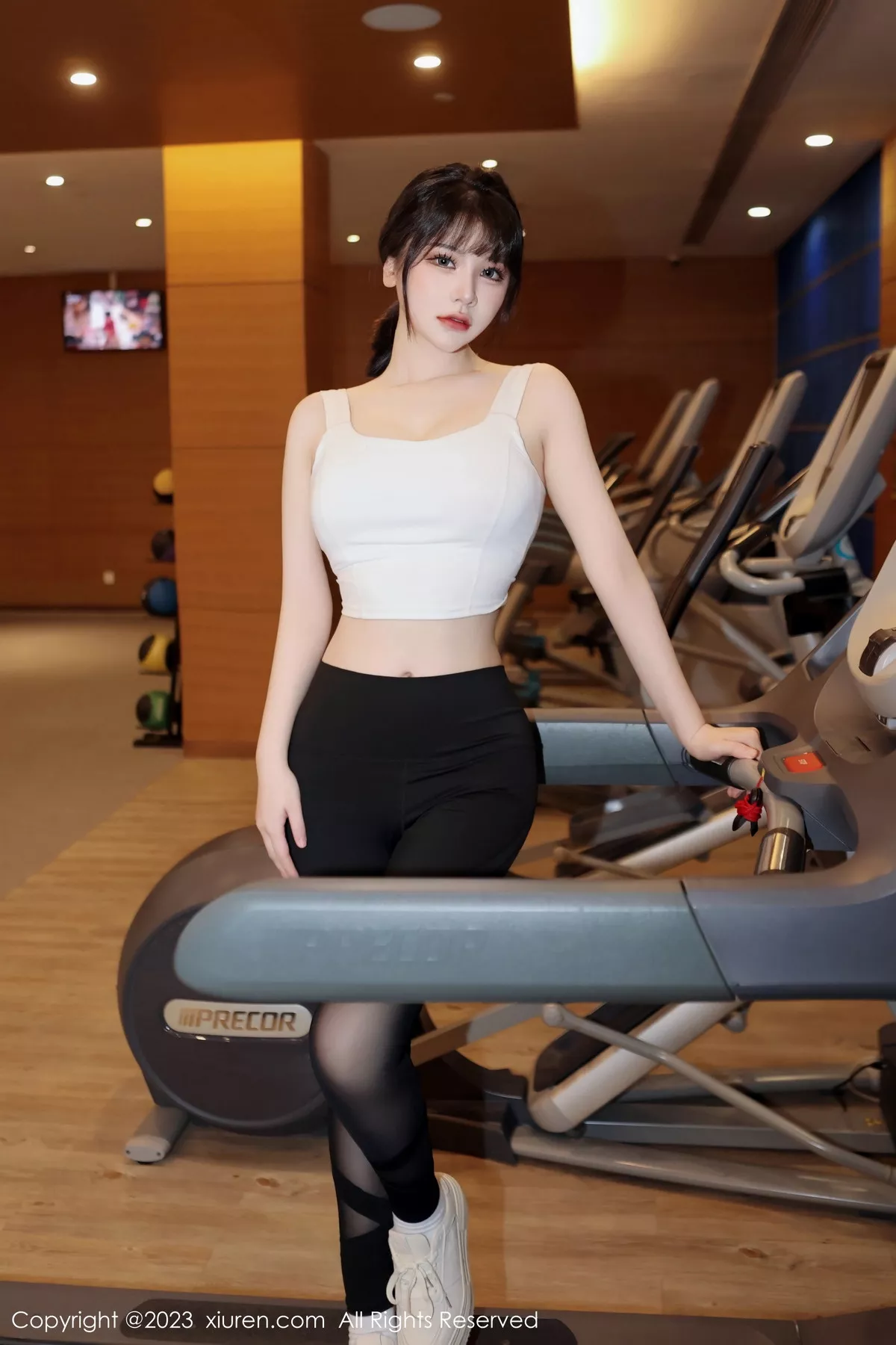 秀人集.com_[XiuRen秀人网]No.6289_模特桃桃子白色短款上衣配瑜伽裤半脱露性感内衣完美诱惑写真80P