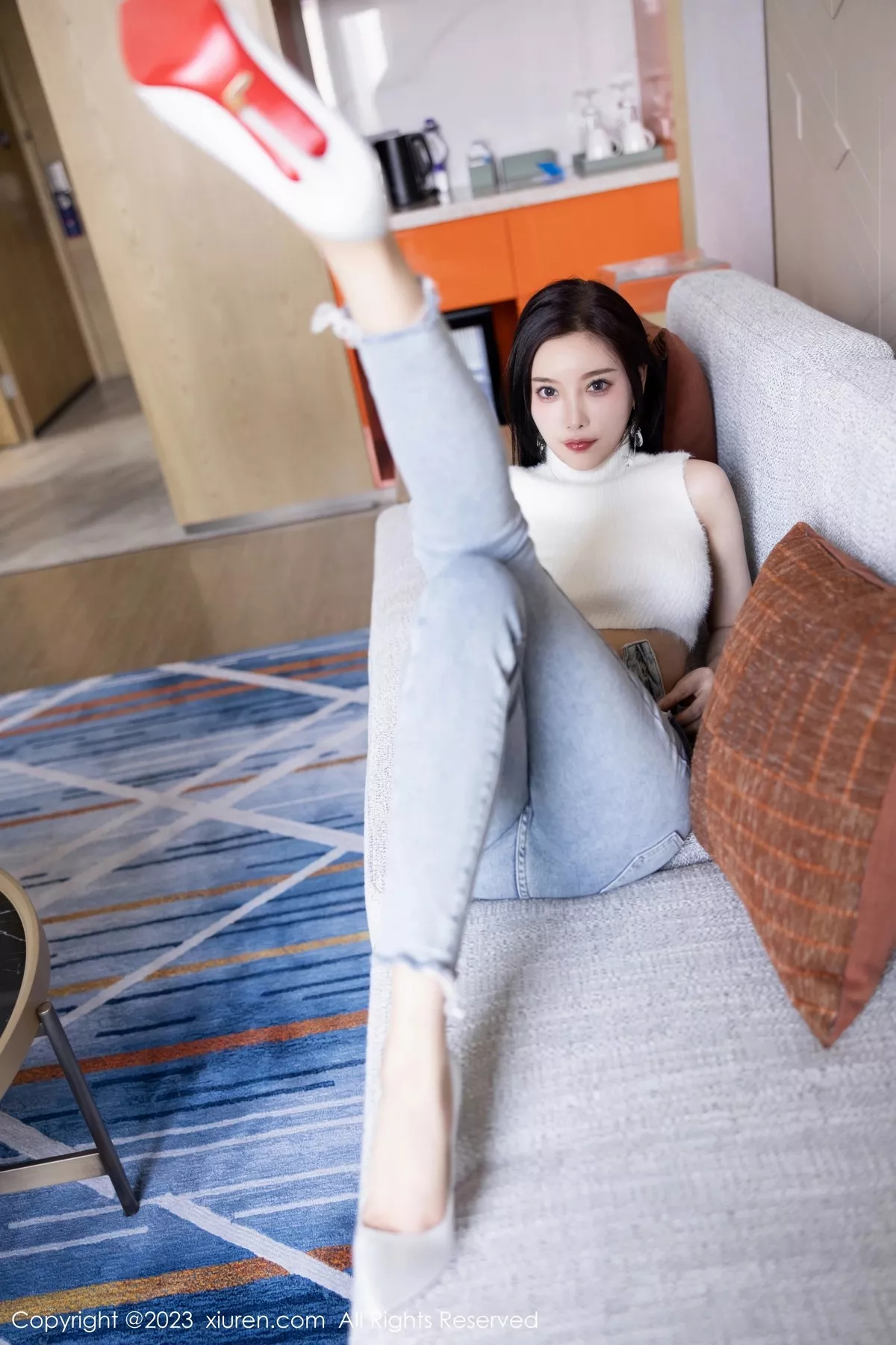 秀人集.com_[XiuRen秀人网]No.6377_女神杨晨晨Yome白色短款上衣配牛仔裤秀丰腴身材完美诱惑写真80P