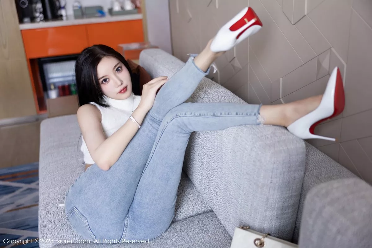 秀人集.com_[XiuRen秀人网]No.6377_女神杨晨晨Yome白色短款上衣配牛仔裤秀丰腴身材完美诱惑写真80P