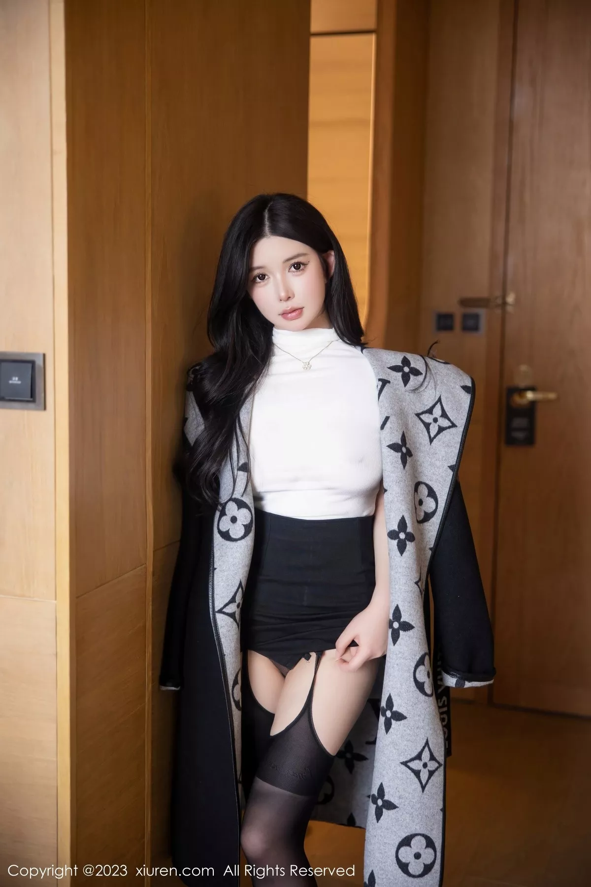 秀人集.com_[XiuRen秀人网]No.6394_模特林珊珊白色轻透上衣配黑短裙魅惑黑丝秀曼妙身姿迷人写真103P