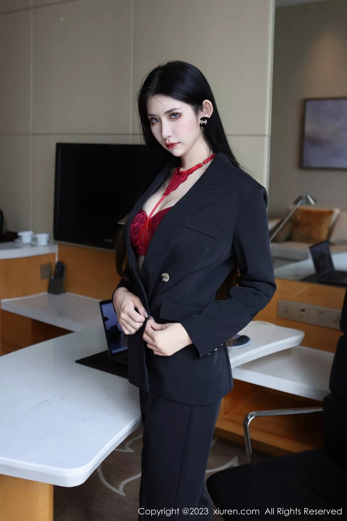 秀人集.com_[XiuRen秀人网]No.6402_新人依娜Yina脱深色西服露红色蕾丝内衣秀曼妙身姿诱惑写真112P