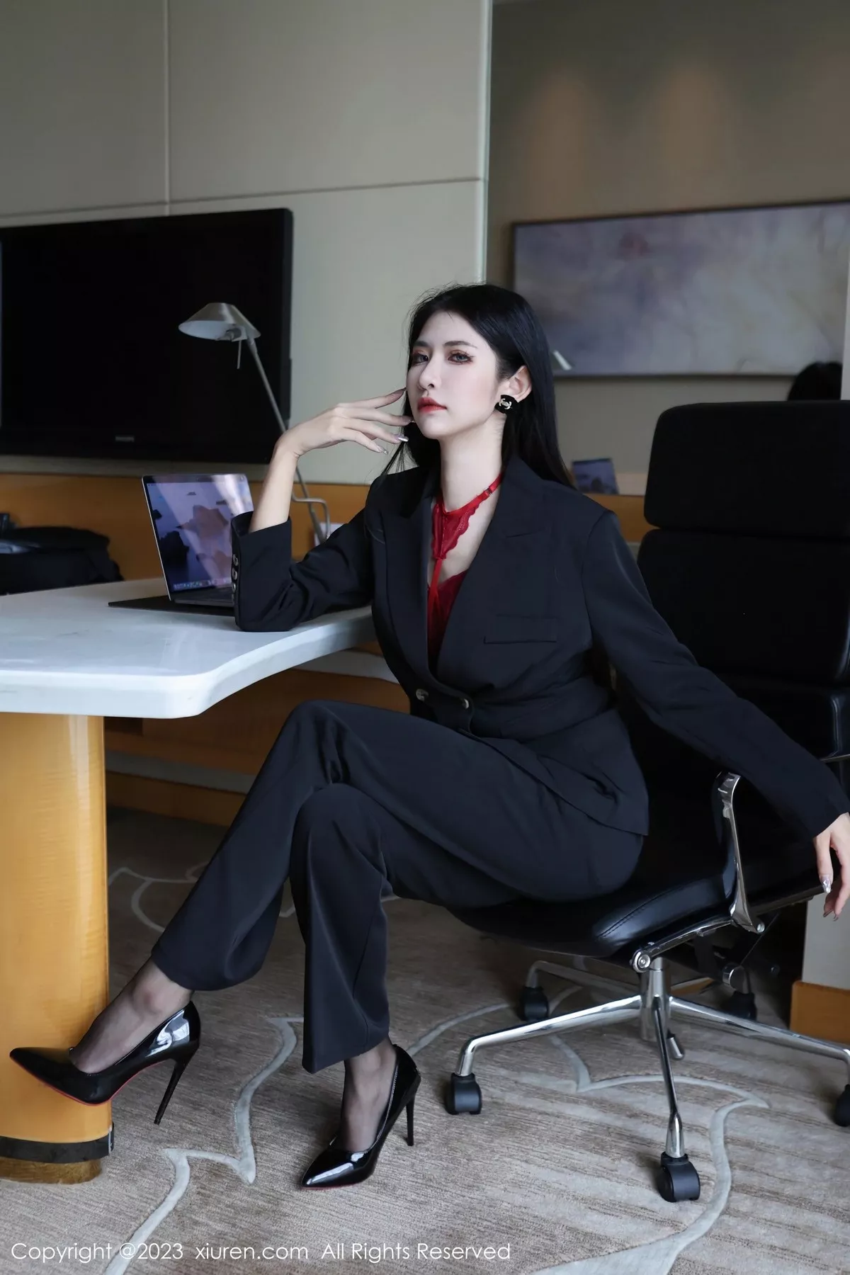 秀人集.com_[XiuRen秀人网]No.6402_新人依娜Yina脱深色西服露红色蕾丝内衣秀曼妙身姿诱惑写真112P