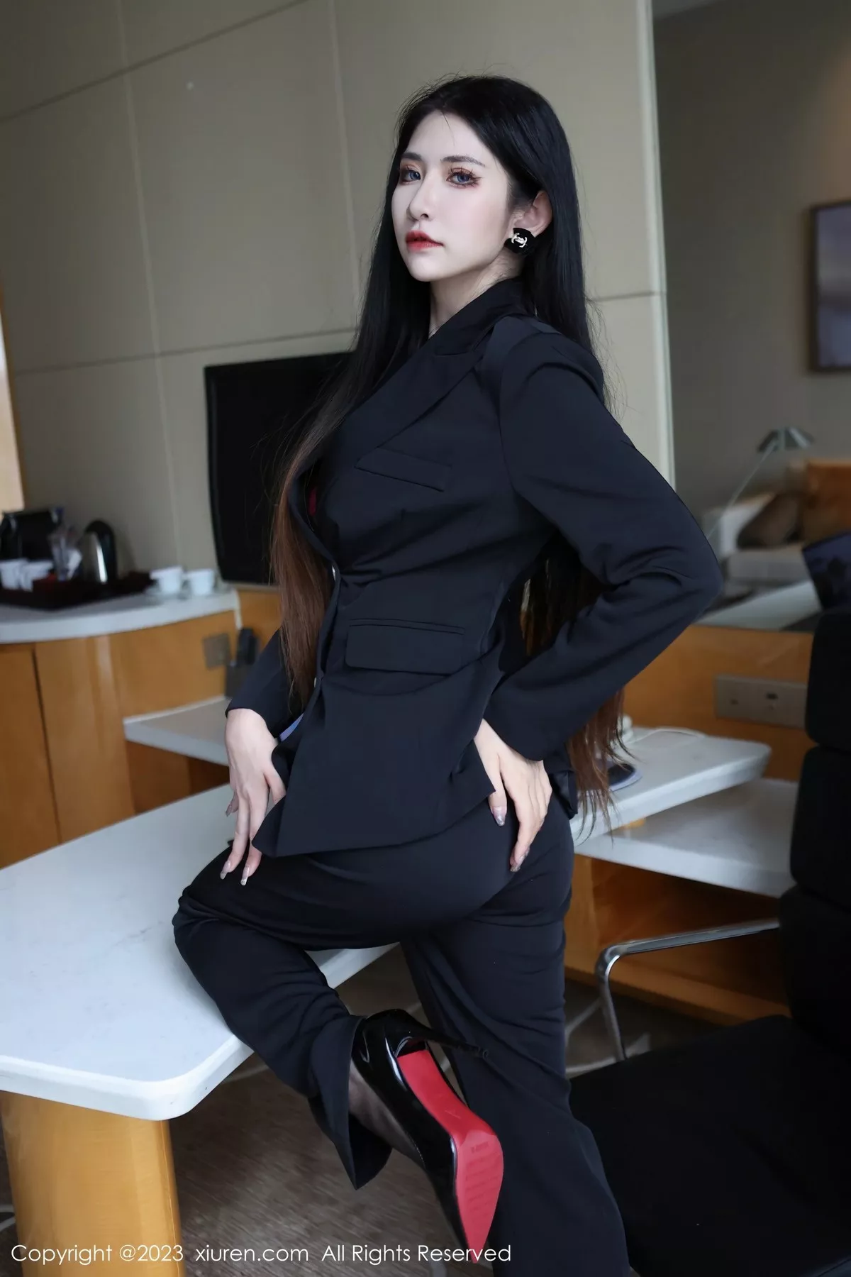 秀人集.com_[XiuRen秀人网]No.6402_新人依娜Yina脱深色西服露红色蕾丝内衣秀曼妙身姿诱惑写真112P