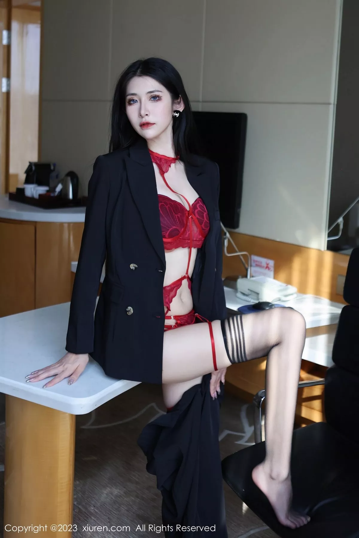 秀人集.com_[XiuRen秀人网]No.6402_新人依娜Yina脱深色西服露红色蕾丝内衣秀曼妙身姿诱惑写真112P