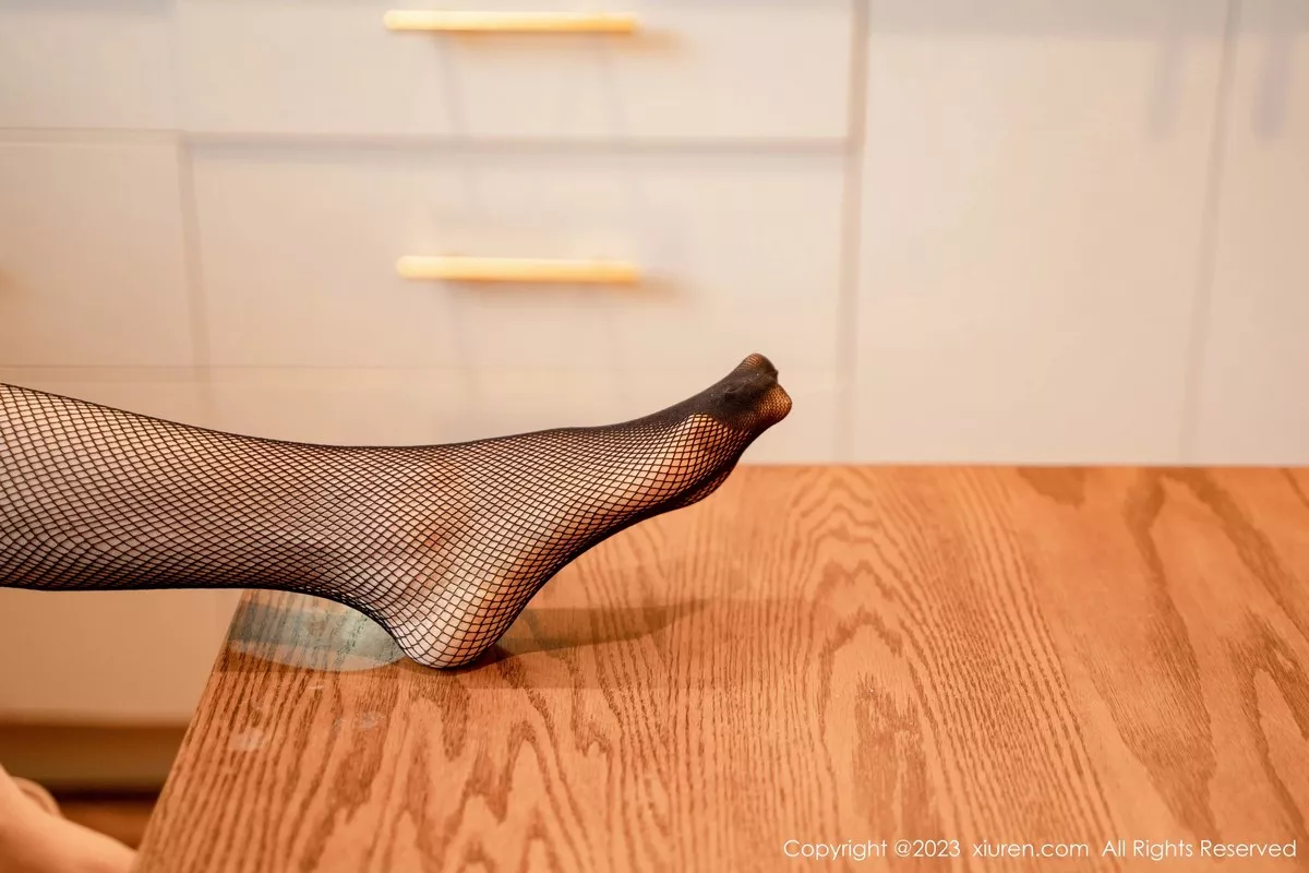 秀人集.com_[XiuRen秀人网]No.6410_模特白甜性感黑色皮质连体衣配黑色蕾丝袜秀翘臀美腿诱惑写真59P