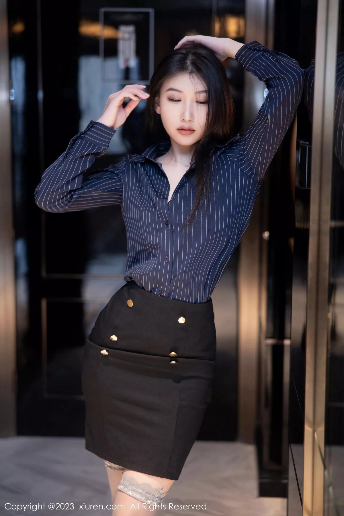 秀人集.com_[XiuRen秀人网]No.6418_模特李佳芮cherie深色条纹服配短裙露黑色蕾丝情趣内衣诱惑写真75P