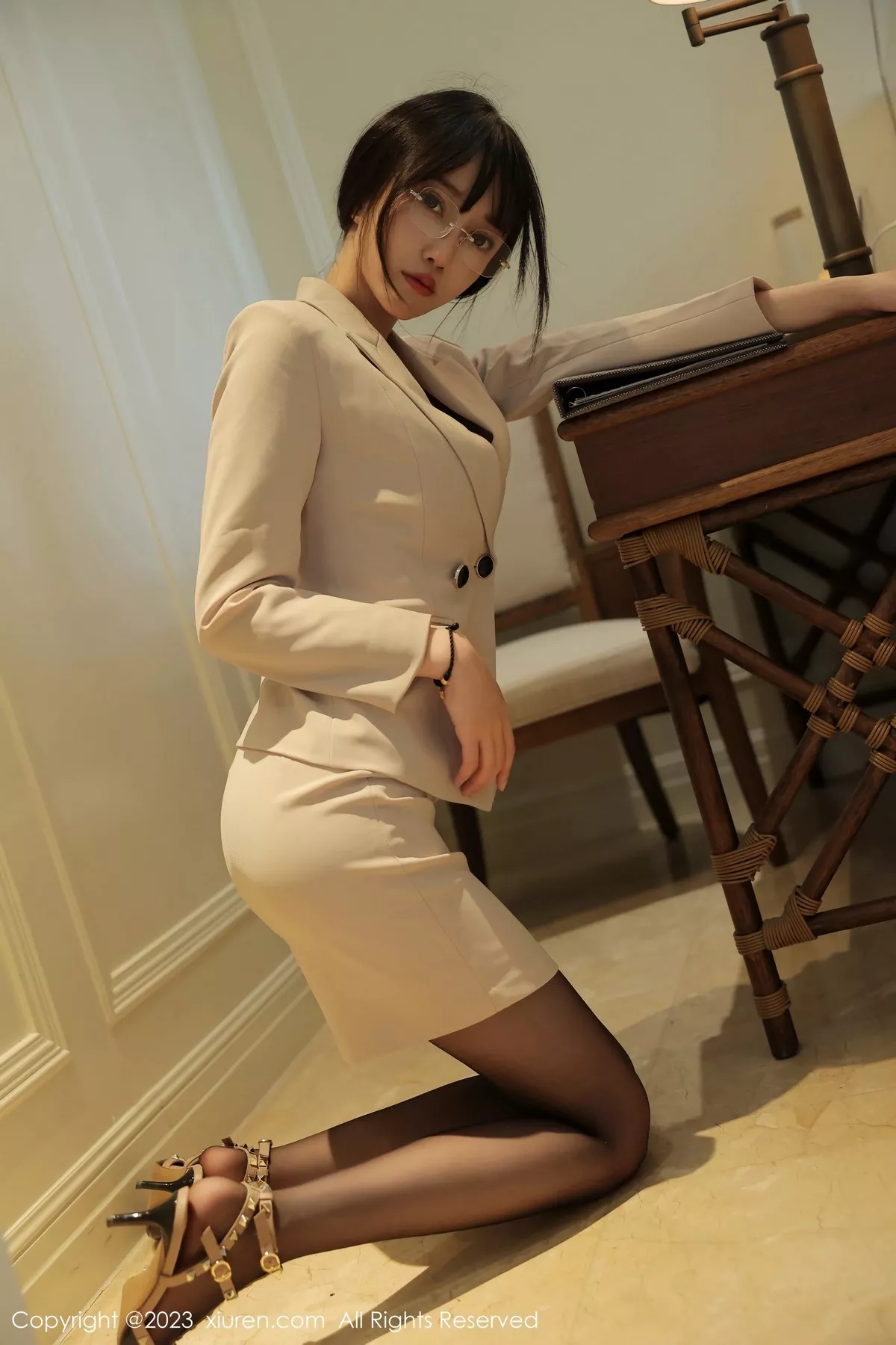 秀人集.com_[XiuRen秀人网]No.6428_模特玥儿玥er脱浅色Ol服饰露黑色蕾丝内衣配超薄黑丝魅惑写真56P